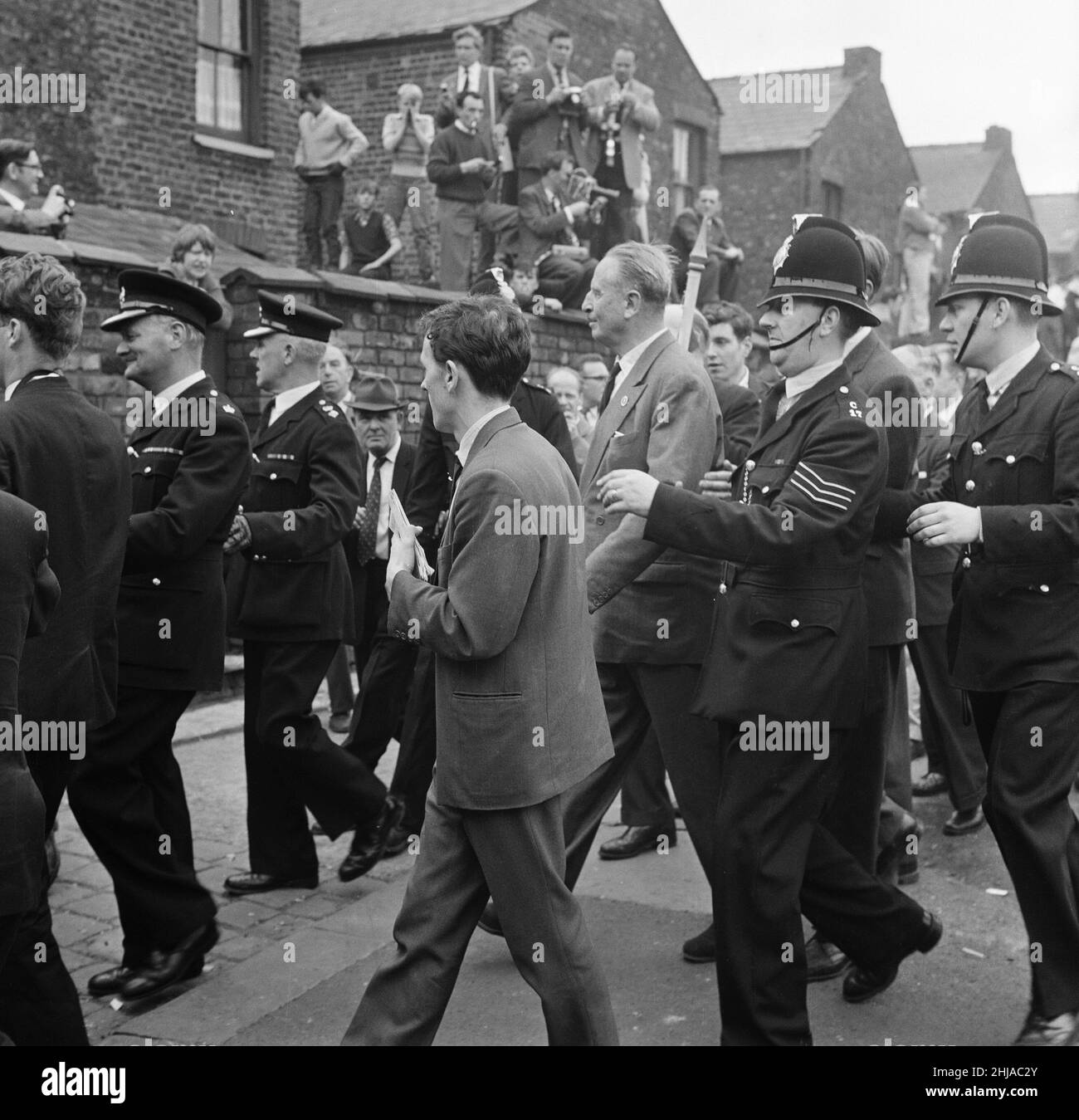 Sir Oswald Mosley se rend à Manchester pour participer à une marche organisée par son Union britannique des partisans des fascistes, dimanche 29th juillet 1962.Quand les quatre-vingt marcheurs se sont rassemblés, une foule en colère les a précipités et Mosley a disparu dans une vague de poings et de bottes volants et ses bannières de groupe ont été déchirées pour les tatouer.La police a brisé la foule des combats et a secouru Mosley, 65 ans, mais la marche s'est rapidement transformée en une émeute causant un mile de terreur avec des combats qui éclatent à quelques mètres.De nombreux marcheurs sont tombés avec des visages qui se saignent et des vêtements déchirés.Les autres ont été pillés avec des pierres, des pièces de monnaie, des choux, des tomates A. Banque D'Images Sir Oswald Mosley se rend à Manchester pour participer à une marche organisée par son Union britannique des partisans des fascistes, dimanche 29th juillet 1962.Quand les quatre-vingt marcheurs se sont rassemblés, une foule en colère les a précipités et Mosley a disparu dans une vague de poings et de bottes volants et ses bannières de groupe ont été déchirées pour les tatouer.La police a brisé la foule des combats et a secouru Mosley, 65 ans, mais la marche s'est rapidement transformée en une émeute causant un mile de terreur avec des combats qui éclatent à quelques mètres.De nombreux marcheurs sont tombés avec des visages qui se saignent et des vêtements déchirés.Les autres ont été pillés avec des pierres, des pièces de monnaie, des choux, des tomates A. Banque D'Images