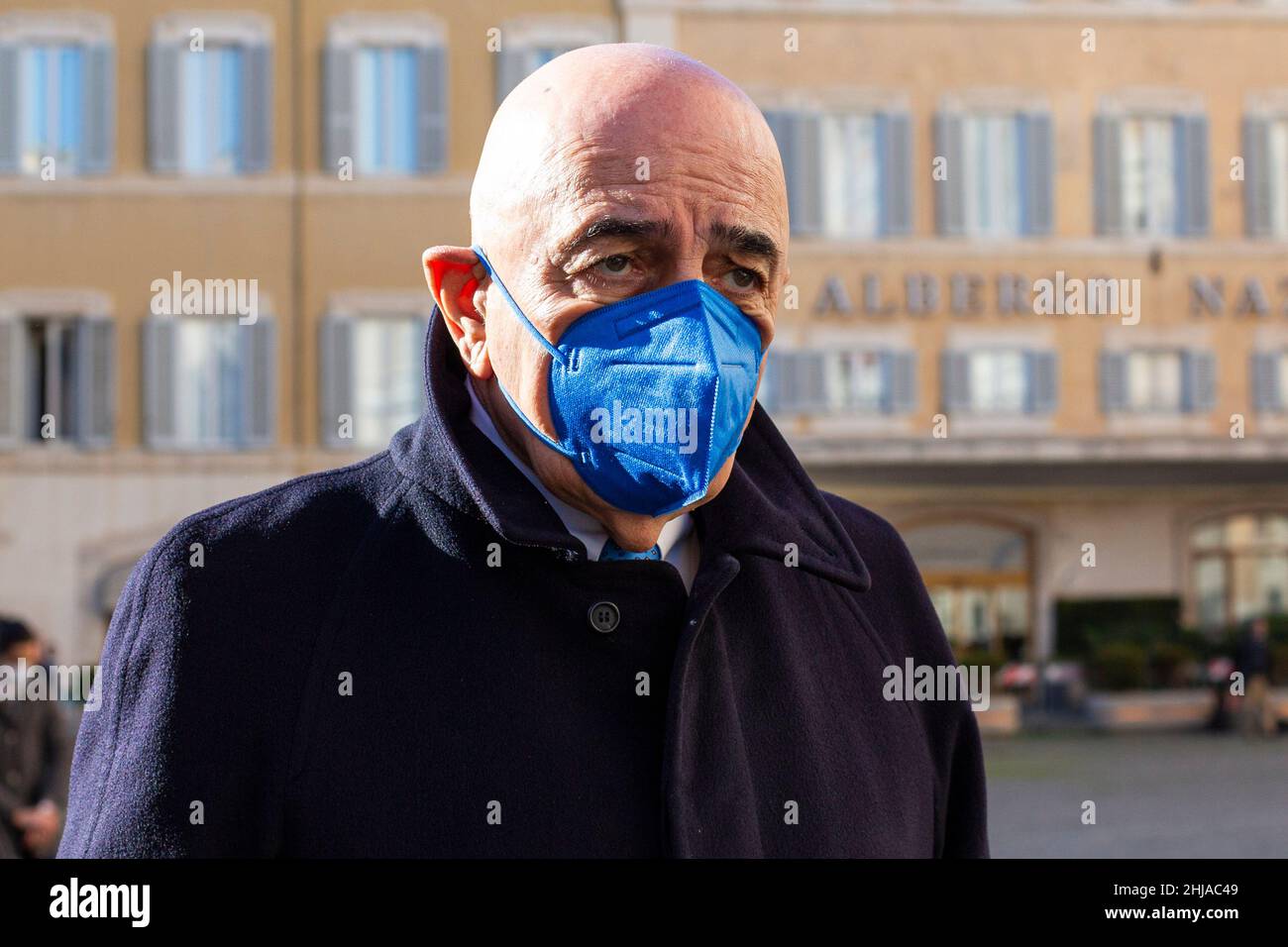 Rome, Italie.25th janvier 2022.Adriano Galliani assiste au vote du nouveau président italien au Parlement de Montecitorio.Les quatre premiers tours de vote pour le prochain Président de la République italienne: Les électeurs positifs pour le COVID-19, ou en quarantaine, voter dans une zone spéciale de vote au drive installé à l'extérieur du bâtiment du Parlement Montecitorio à Rome.Crédit : SOPA Images Limited/Alamy Live News Banque D'Images