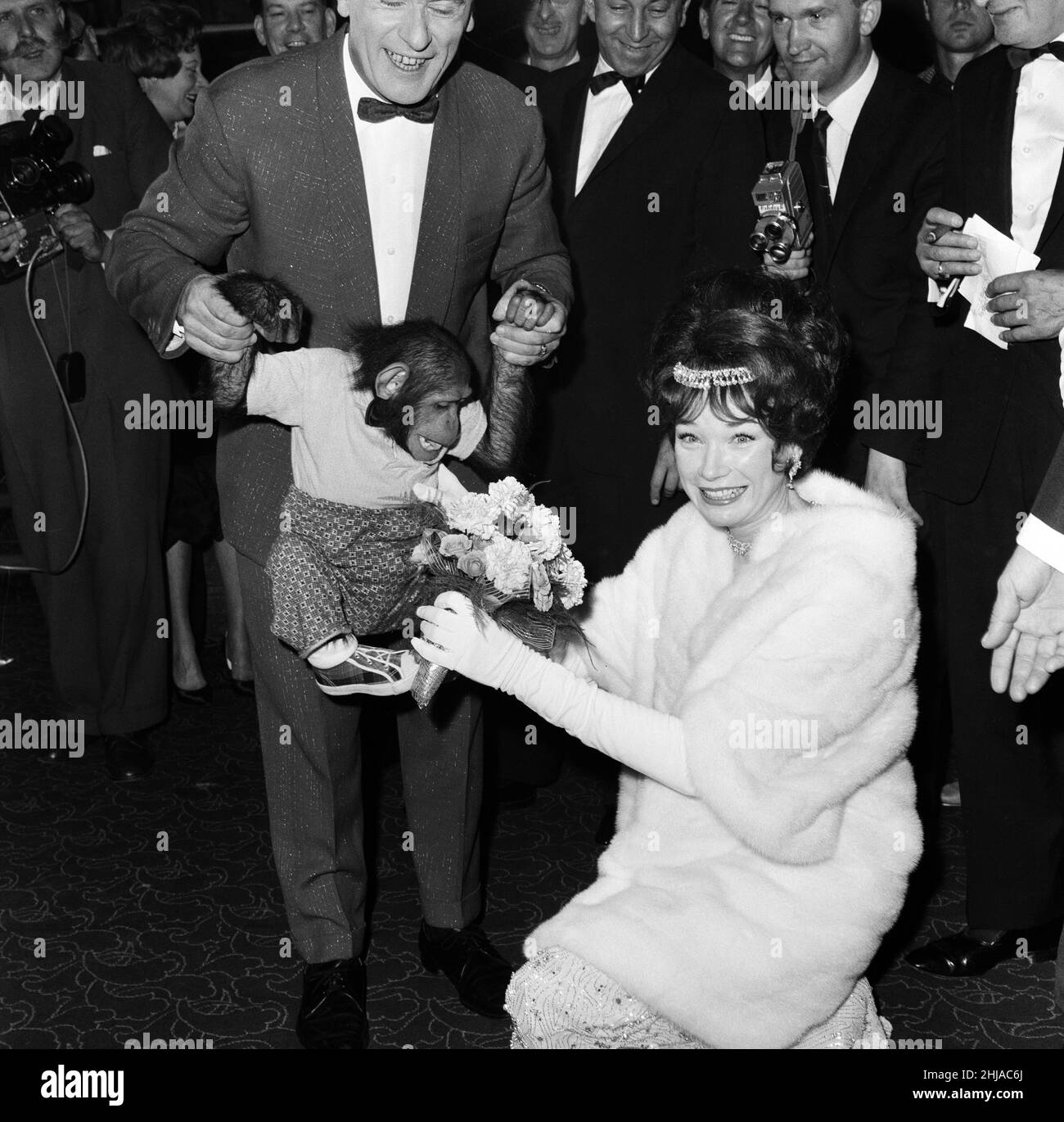 La première du film « What a Way to Go! »Tenu au Carlton Cinema, Haymarket.Star du film, Shirley MacLaine est photographiée avec une robe « longue » et près de £50 000 valeur de bijoux.1st juillet 1964. Banque D'Images