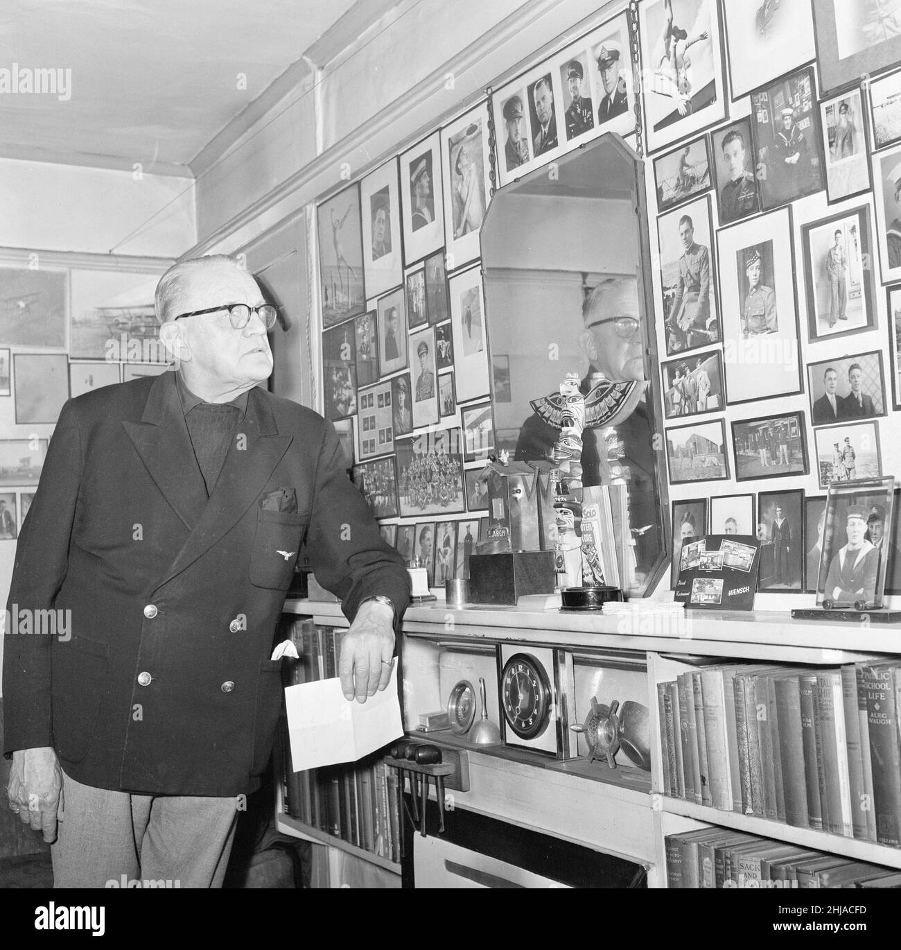 Le commandant de l'escadron Christopher Draper DSC, un as anglais volant de la première Guerre mondiale. Son penchant pour le vol sous les ponts lui a valu le surnom de major Mad.Notre photo montre Christopher Draper chez lui à Conway Street, Londres, W1.Il a été enraciné, le ministère de l'Aviation a refusé de renouveler son permis de pilote pour des raisons médicales.1st mars 1964. Banque D'Images