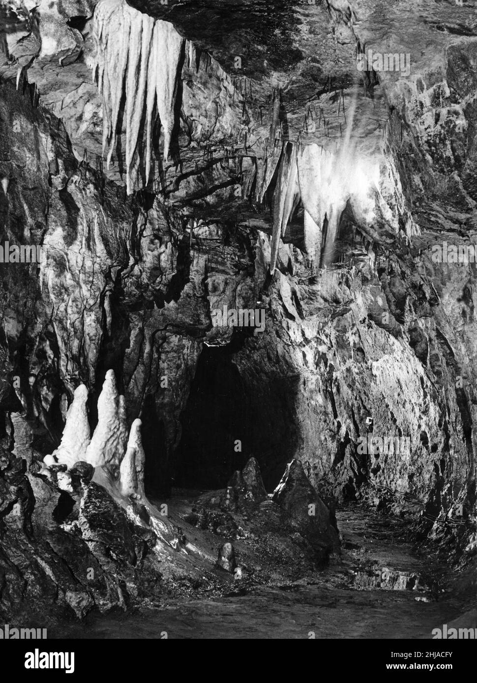 Grottes de Dan-yr-Ogod, l'attraction touristique populaire du parc national de Brecon Beacons, au pays de Galles.Il a été exploré pour la première fois en 1912.Les grottes contiennent de bons exemples de stalactites, de cavernes, de ponts naturels et de lacs souterrains et sont reconnues comme faisant partie de l'une des plus importantes zones de spéléologie de Grande-Bretagne.Photo prise le 29th mai 1964 Banque D'Images