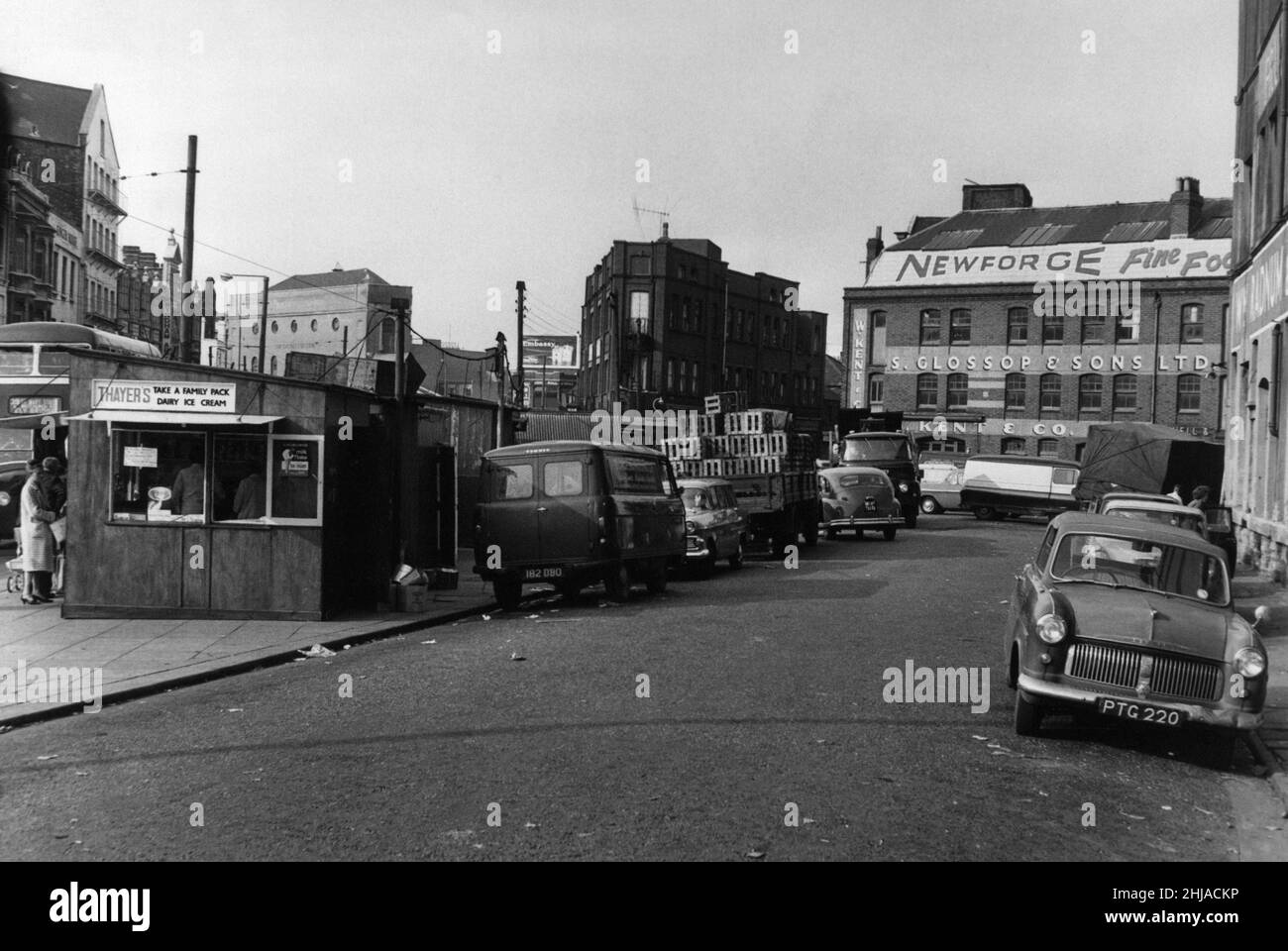 Nouvelle rue derrière le marché de Mill Lane, Cardiff, pays de Galles, mardi 11th août 1964.Newforce Fine Food Banque D'Images