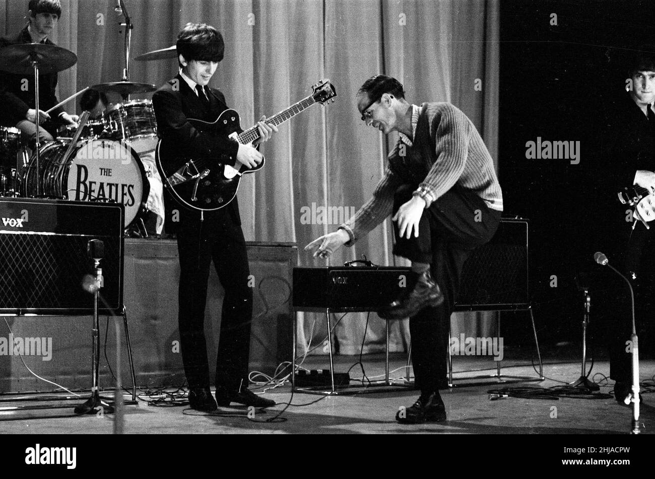 Des photos de George Harrison. Les Beatles répétitions au Prince of Wales Theatre de Londres pour le Royal Variety Command Performance qui doit avoir lieu plus tard le même jour, le 4th novembre 1963.**Veuillez noter - il s'agit d'une RÉPÉTITION prise plus tôt dans la journée, le même jour avant l'événement*** photo prise le 4th novembre 1963 Banque D'Images