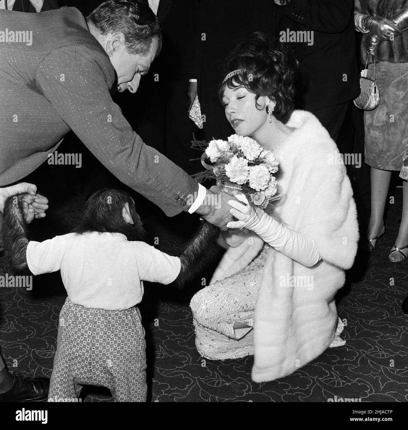La première du film « What a Way to Go! »Tenu au Carlton Cinema, Haymarket.Star du film, Shirley MacLaine est photographiée avec une robe « longue » et près de £50 000 valeur de bijoux.1st juillet 1964. Banque D'Images