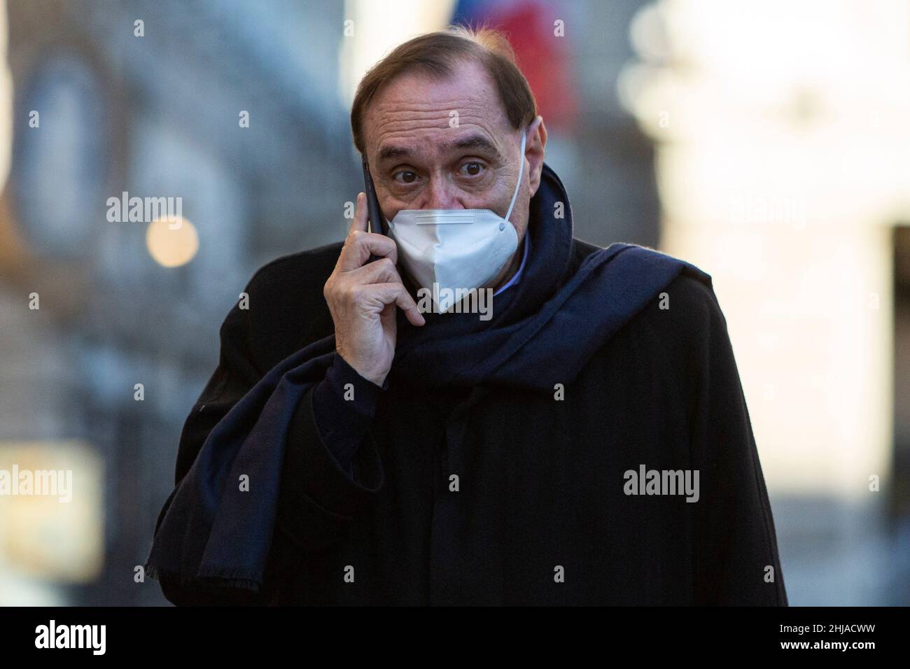 Rome, Italie.24th janvier 2022.Clemente Mastella assiste au vote du nouveau président italien au Parlement de Montecitorio.les quatre premiers tours de vote pour le prochain président de la République italienne: Les électeurs positifs pour le COVID-19, ou en quarantaine, voter dans une zone spéciale de vote au drive-in située à l'extérieur du Parlement de Montecitorio à Rome.(Photo de Stefano Costantino/SOPA Images/Sipa USA) Credit: SIPA USA/Alay Live News Banque D'Images