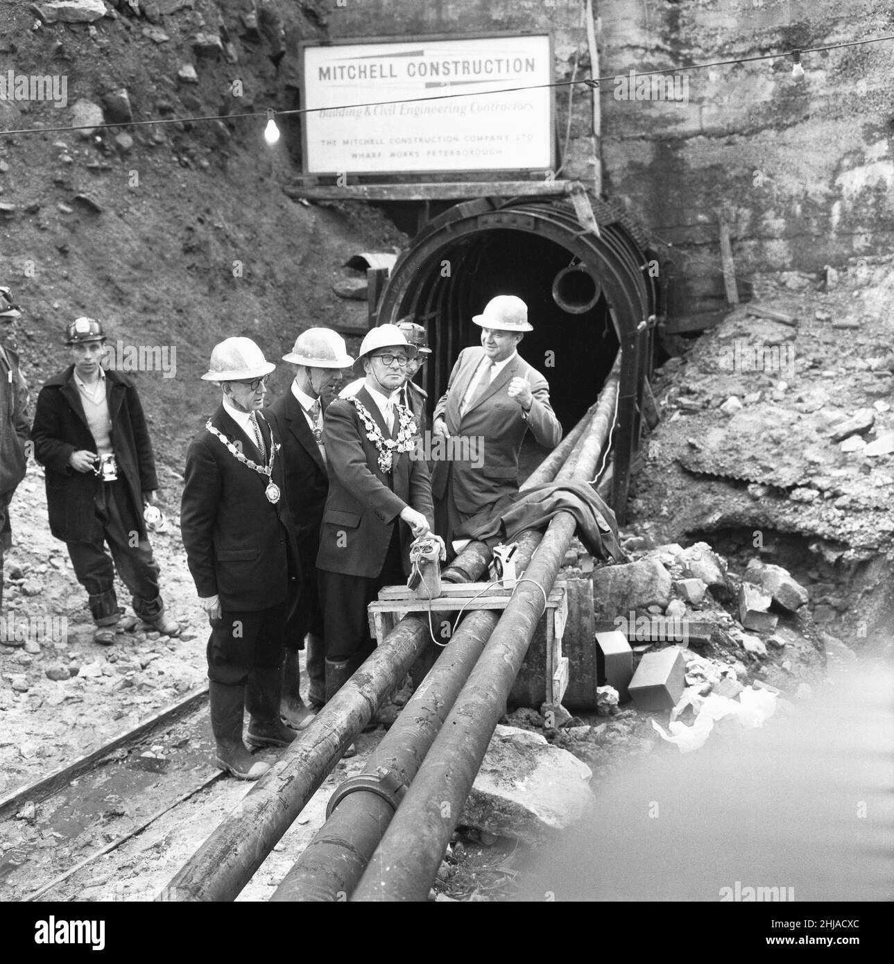 La coupe de 1 140 pieds de haut Manshead Hill a été achevée lorsque le maire de Wakefield, le juge en chef Alderman Nathan Hutchinson, a tiré les deux derniers chefs d'accusation pour compléter le tunnel.24 hommes ont travaillé jour et nuit en coupant le tunnel, 8000 pieds de long, souvent à la taille profondément dans l'eau, les conditions ont été les plus difficiles, mais les hommes ont applaudi comme ils ont été félicités par le maire.La bogie qui l'a amené à 4 000 pieds dans le tunnel est sortie de la piste lors du trajet de retour, de sorte que M. Hutchinson a dû barboer à travers l'eau qui s'écoulait dans le tunnel.Le tunnel garantit une alimentation en eau suffisante pour faire des péps Banque D'Images