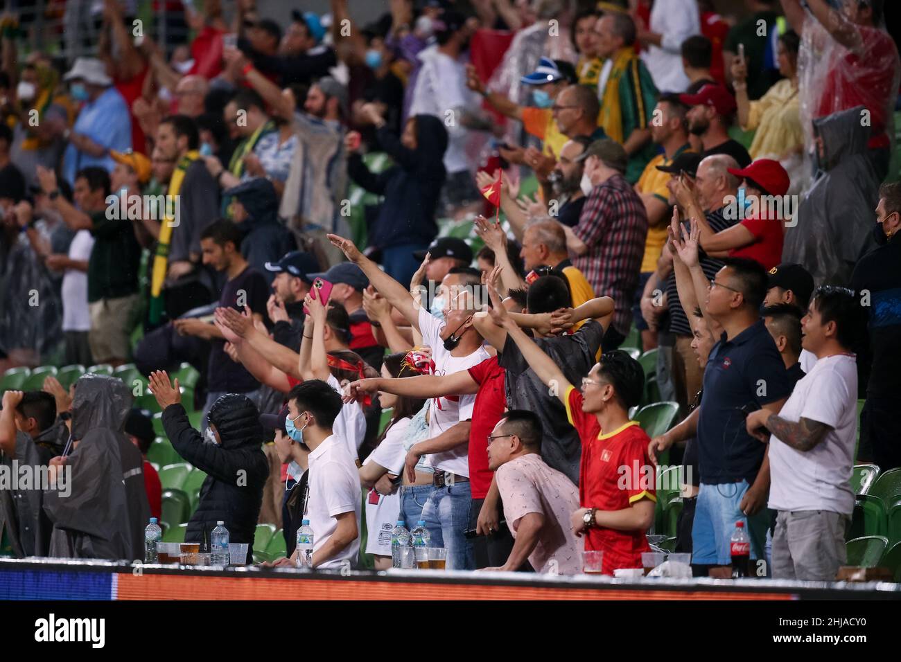 Melbourne, Australie, 27 janvier 2022.Les fans du Vietnam applaudissent lors du match de football de qualification de la coupe du monde entre l'Australie Socceroos et le Vietnam le 27 janvier 2022 à l'AAMI Park de Melbourne, en Australie.Crédit : Dave Helison/Speed Media/Alamy Live News Banque D'Images