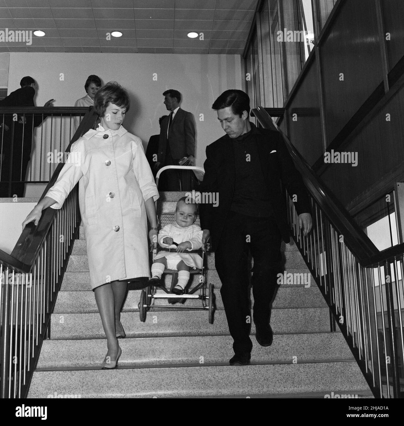 Julie Andrews à l'aéroport de Londres avec sa fille Emma et son mari Tony Walton, ils se sont envolé en Californie où Julie est vedette dans le film « l'américanisation d'Emily ».24th octobre 1963. Banque D'Images