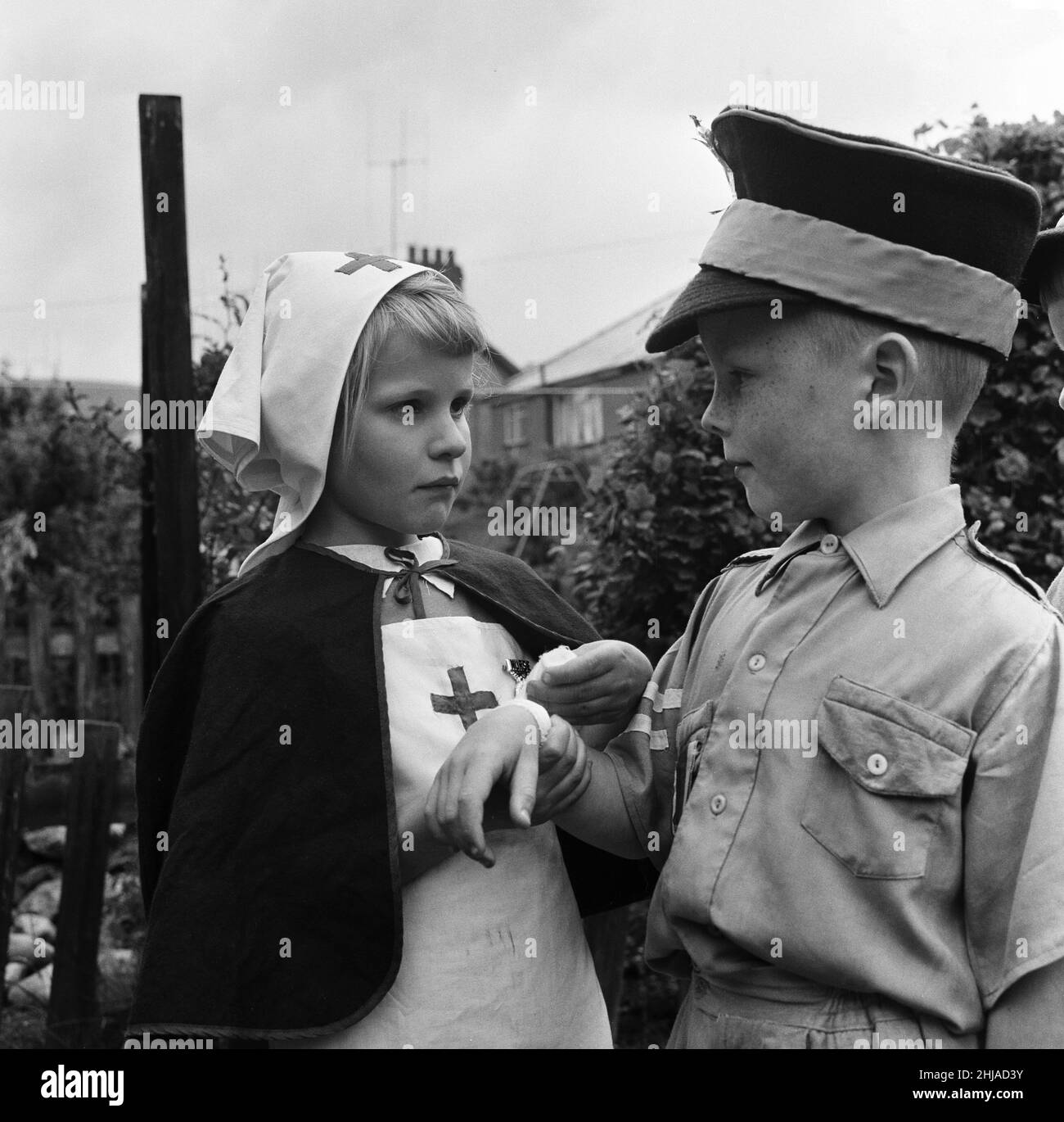 David Kilgour, 8 ans, veut être un soldat vu chez lui à Mochdre, dans la baie de Colwyn, avec les membres réguliers de son armée.En photo, Sandra Edwards, 5 le frère de David Richard, 5.22nd juin 1963. Banque D'Images