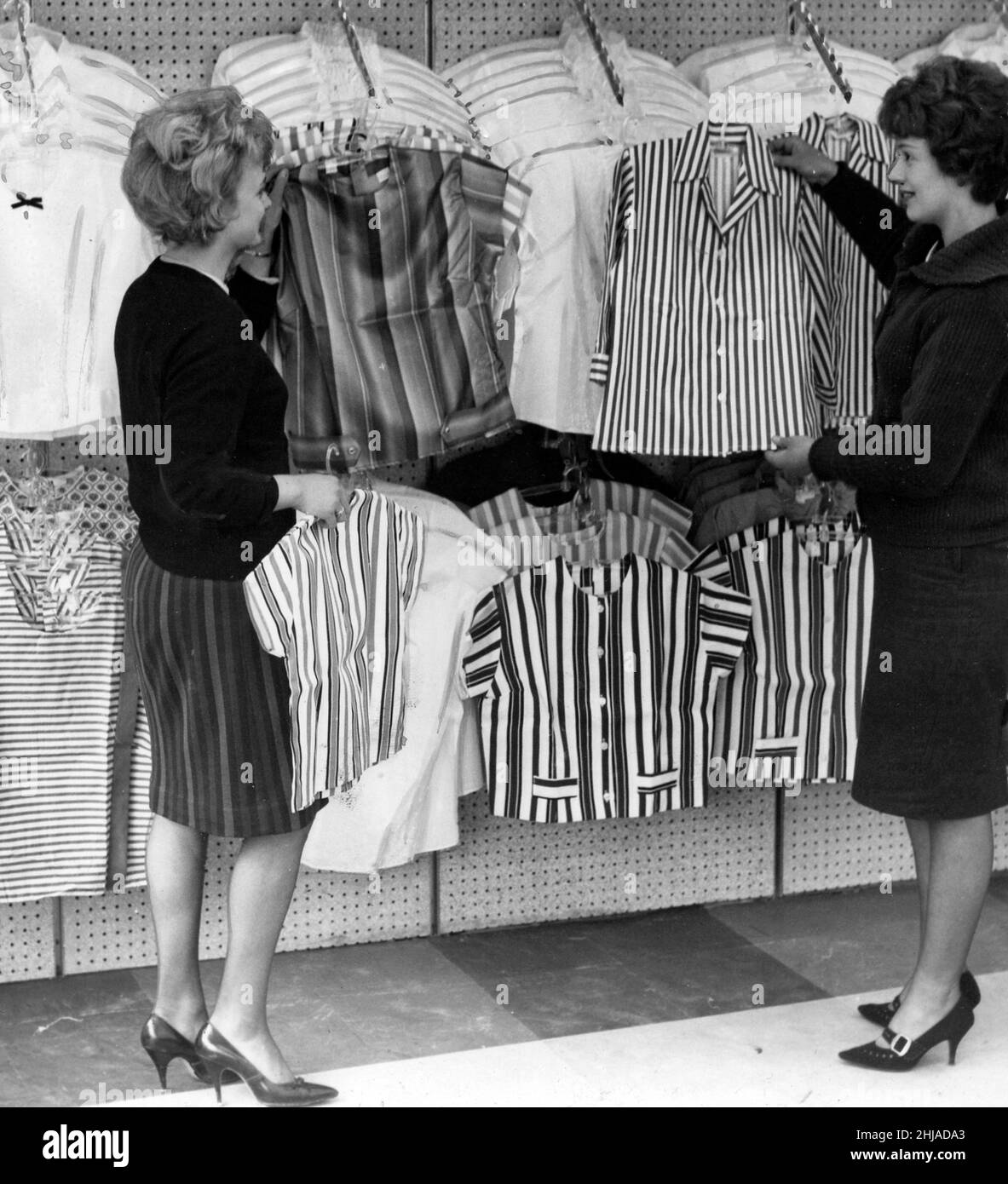 Co-op 1963 rayon de la mode femmes regardant les chemisiers Circa 1963 Banque D'Images