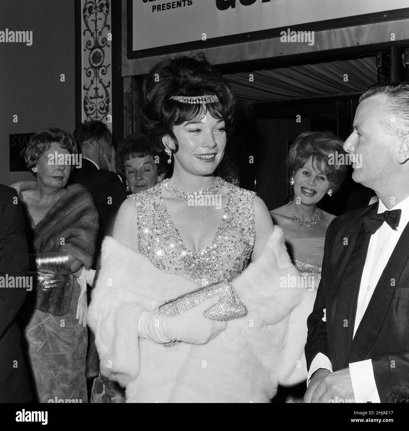 La première du film « What a Way to Go! »Tenu au Carlton Cinema, Haymarket.Star du film, Shirley MacLaine est photographiée avec une robe « longue » et près de £50 000 valeur de bijoux.1st juillet 1964. Banque D'Images
