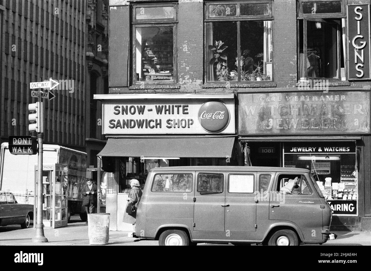 New York Scenes, jeudi 15th octobre 1964.Notre photo montre ... une fourgonnette Ford Falcon Econoline garée à l'extérieur des magasins, New York. Banque D'Images