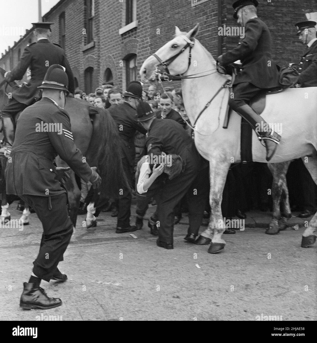 Sir Oswald Mosley se rend à Manchester pour participer à une marche organisée par son Union britannique des partisans des fascistes, dimanche 29th juillet 1962.Quand les quatre-vingt marcheurs se sont rassemblés, une foule en colère les a précipités et Mosley a disparu dans une vague de poings et de bottes volants et ses bannières de groupe ont été déchirées pour les tatouer.La police a brisé la foule des combats et a secouru Mosley, 65 ans, mais la marche s'est rapidement transformée en une émeute causant un mile de terreur avec des combats qui éclatent à quelques mètres.De nombreux marcheurs sont tombés avec des visages qui se saignent et des vêtements déchirés.Les autres ont été pillés avec des pierres, des pièces de monnaie, des choux, des tomates A. Banque D'Images Sir Oswald Mosley se rend à Manchester pour participer à une marche organisée par son Union britannique des partisans des fascistes, dimanche 29th juillet 1962.Quand les quatre-vingt marcheurs se sont rassemblés, une foule en colère les a précipités et Mosley a disparu dans une vague de poings et de bottes volants et ses bannières de groupe ont été déchirées pour les tatouer.La police a brisé la foule des combats et a secouru Mosley, 65 ans, mais la marche s'est rapidement transformée en une émeute causant un mile de terreur avec des combats qui éclatent à quelques mètres.De nombreux marcheurs sont tombés avec des visages qui se saignent et des vêtements déchirés.Les autres ont été pillés avec des pierres, des pièces de monnaie, des choux, des tomates A. Banque D'Images