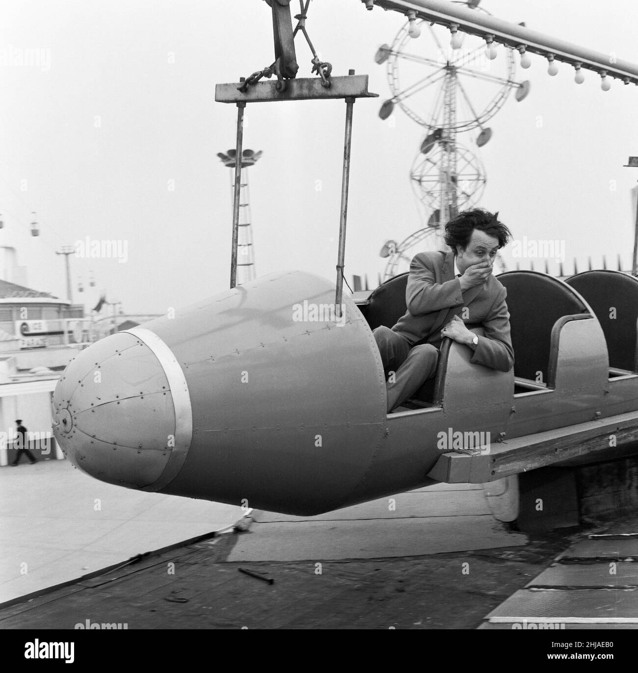 Ken Dodd, qui apparaît dans le « Big Show of 1964 à l'Opéra de Blackpool, visite la plage de Pleasure Beach.Son nouveau record 'Happiness' se dirige vers les vingt premiers.17th juillet 1964. Banque D'Images