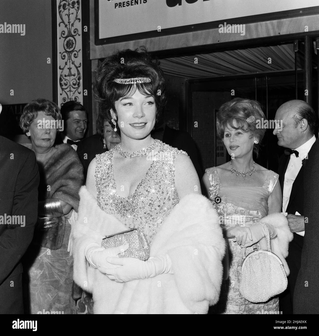 La première du film « What a Way to Go! »Tenu au Carlton Cinema, Haymarket.Star du film, Shirley MacLaine est photographiée avec une robe « longue » et près de £50 000 valeur de bijoux.1st juillet 1964. Banque D'Images