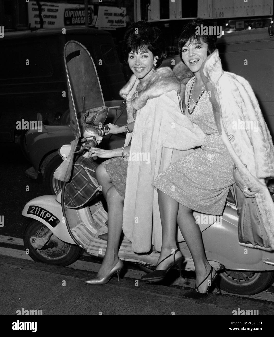 American Singers The Barry Sisters, composé de Claire et Merna Barry, qui a re paru dans 'The Talk of the Town' novembre 1964 Banque D'Images