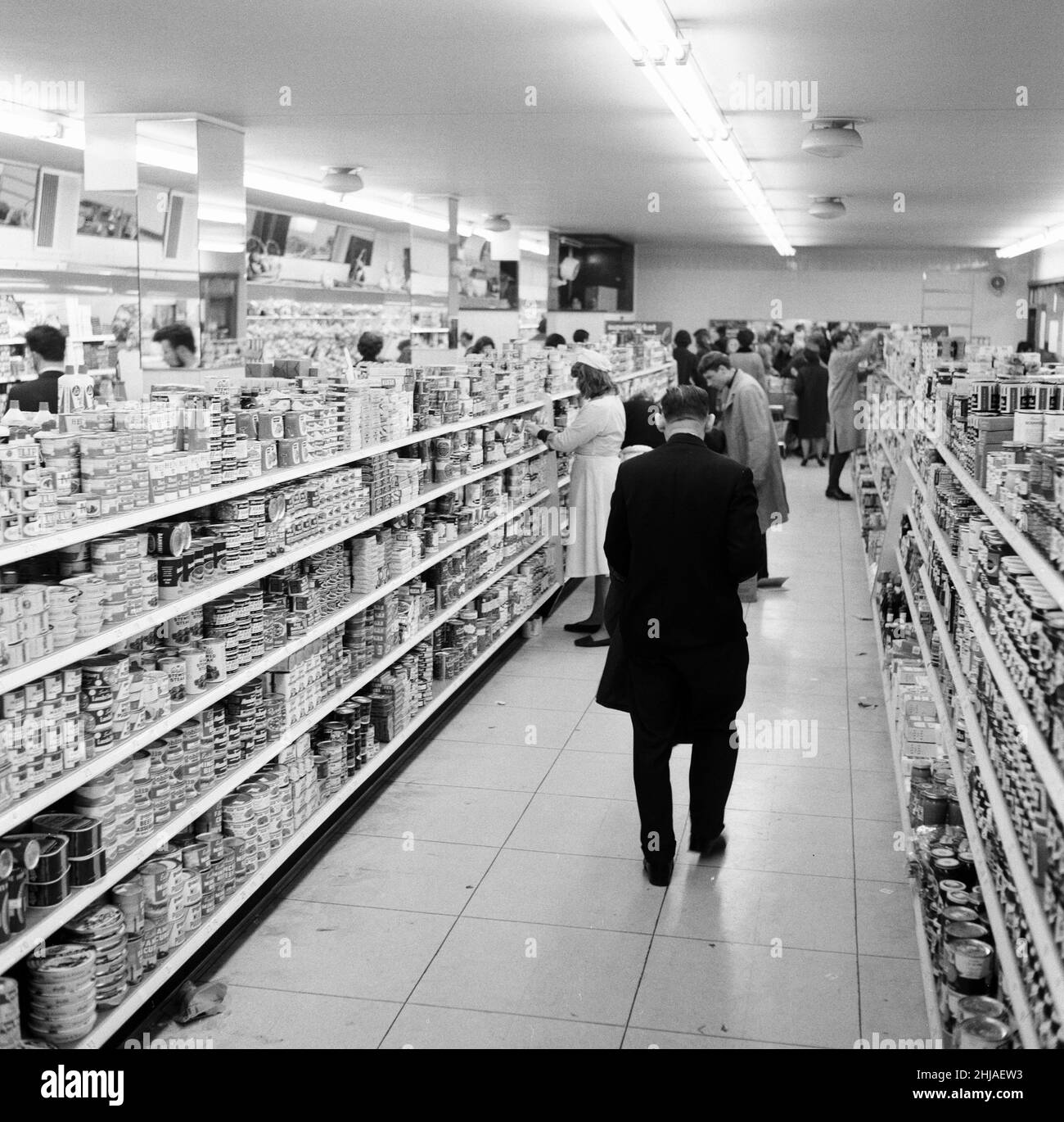 Shoppers, supermarché Fine Fare, Wilton, Londres, 29th octobre 1963.Allée de magasinage, articles sur les tablettes. Banque D'Images