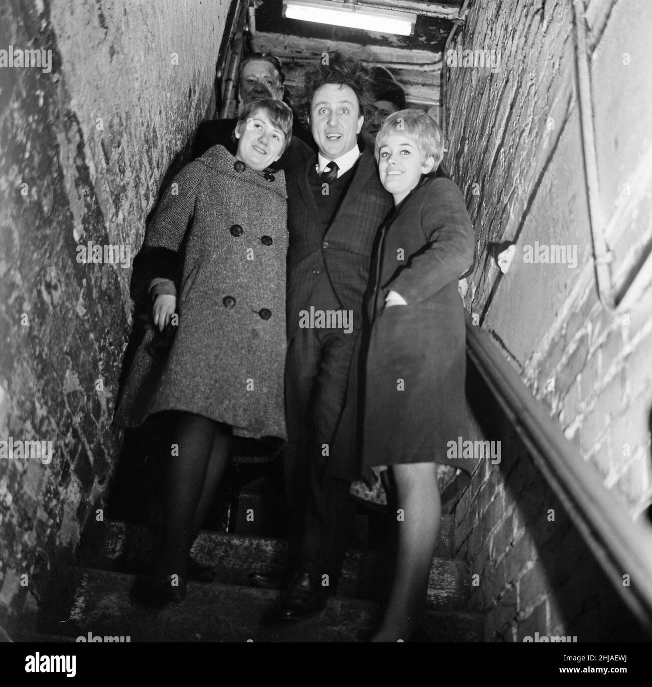 Le comédien Ken Dodd est devenu le premier membre honoraire à vie du Liverpool Cavern Club.Ken arrive au club, accompagné de Margaret Johnson, 19 ans, et de Kathy Baldwin, 18 ans, tous deux de Liverpool.24th janvier 1964. Banque D'Images
