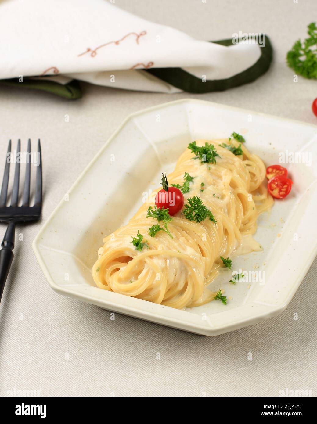 Pâtes Carbonara, spaghetti aux œufs, parmesan dur, persil et sauce à la crème.Cuisine italienne traditionnelle.Pâtes alla Carbonara.Focu sélectionné Banque D'Images