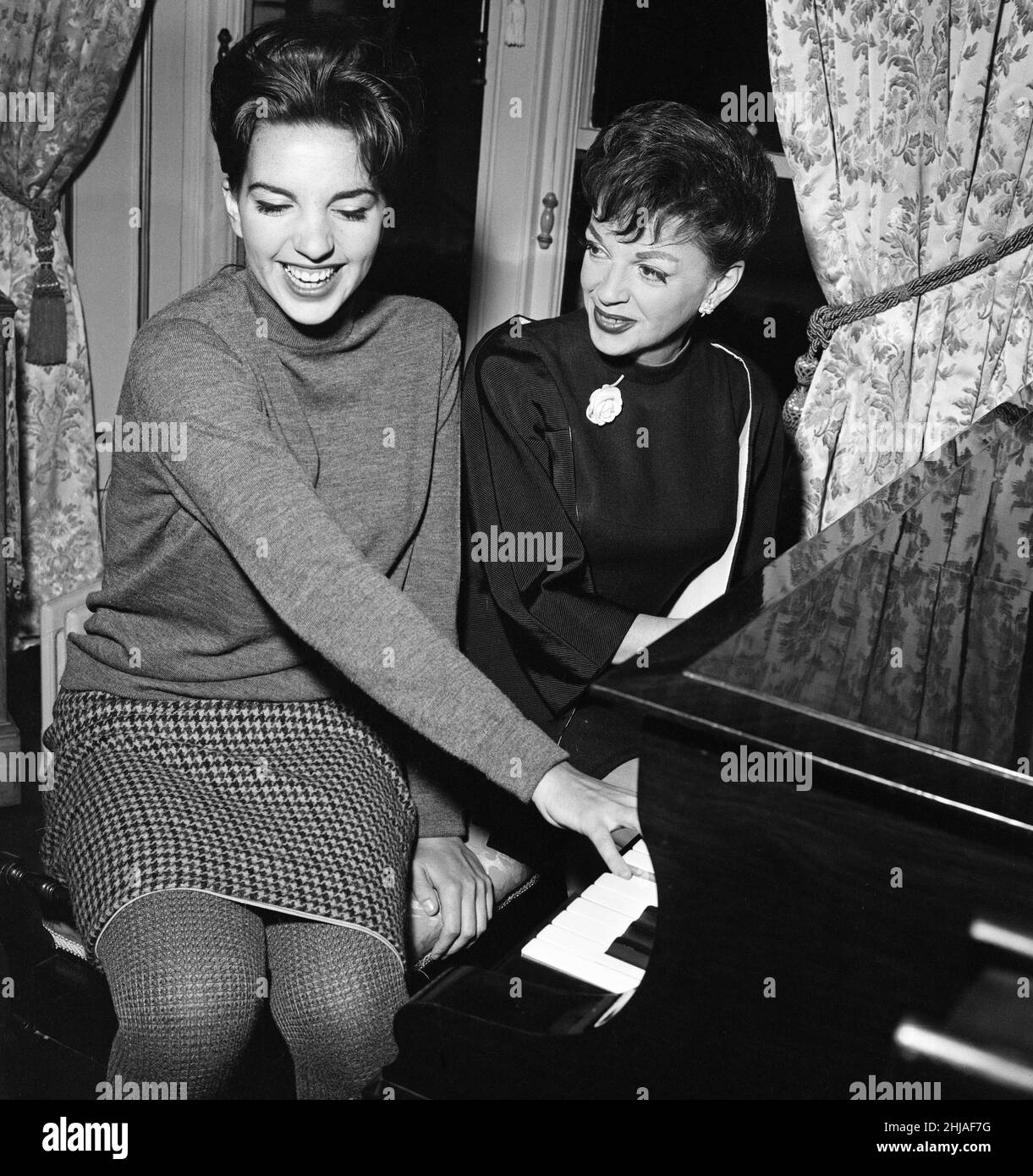 Liza Minnelli, 18 ans, est photographiée avec sa mère Judy Garland, 42 ans.Liza s'est rendu à Londres pour parler de sa grande chance - une émission de télévision britannique qu'ils doivent regarder ensemble.11th septembre 1964. Banque D'Images