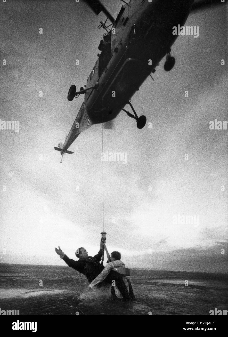 Le Sergent Michael Dane sauve l'avionniste principal Donald James lors de la mission de formation des services de sauvetage aérien et maritime de la RAF.29th novembre 1963. Banque D'Images