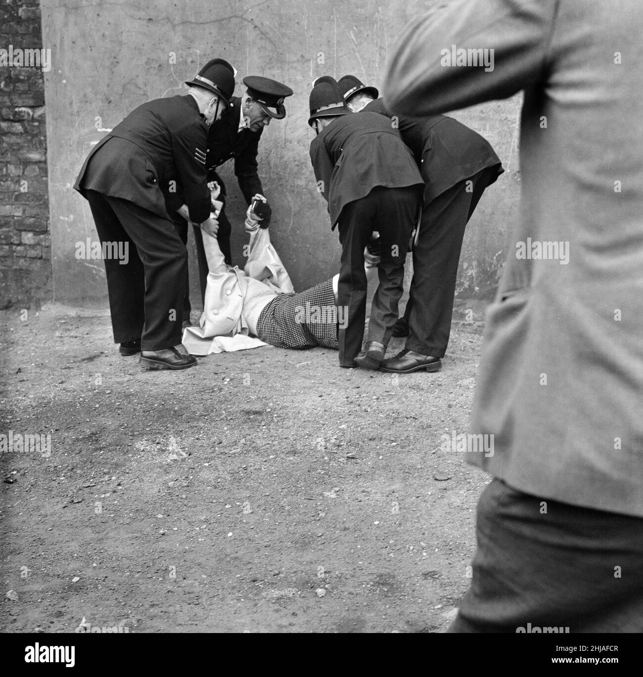 Sir Oswald Mosley se rend à Manchester pour participer à une marche organisée par son Union britannique des partisans des fascistes, dimanche 29th juillet 1962.Quand les quatre-vingt marcheurs se sont rassemblés, une foule en colère les a précipités et Mosley a disparu dans une vague de poings et de bottes volants et ses bannières de groupe ont été déchirées pour les tatouer.La police a brisé la foule des combats et a secouru Mosley, 65 ans, mais la marche s'est rapidement transformée en une émeute causant un mile de terreur avec des combats qui éclatent à quelques mètres.De nombreux marcheurs sont tombés avec des visages qui se saignent et des vêtements déchirés.Les autres ont été pillés avec des pierres, des pièces de monnaie, des choux, des tomates A. Banque D'Images Sir Oswald Mosley se rend à Manchester pour participer à une marche organisée par son Union britannique des partisans des fascistes, dimanche 29th juillet 1962.Quand les quatre-vingt marcheurs se sont rassemblés, une foule en colère les a précipités et Mosley a disparu dans une vague de poings et de bottes volants et ses bannières de groupe ont été déchirées pour les tatouer.La police a brisé la foule des combats et a secouru Mosley, 65 ans, mais la marche s'est rapidement transformée en une émeute causant un mile de terreur avec des combats qui éclatent à quelques mètres.De nombreux marcheurs sont tombés avec des visages qui se saignent et des vêtements déchirés.Les autres ont été pillés avec des pierres, des pièces de monnaie, des choux, des tomates A. Banque D'Images