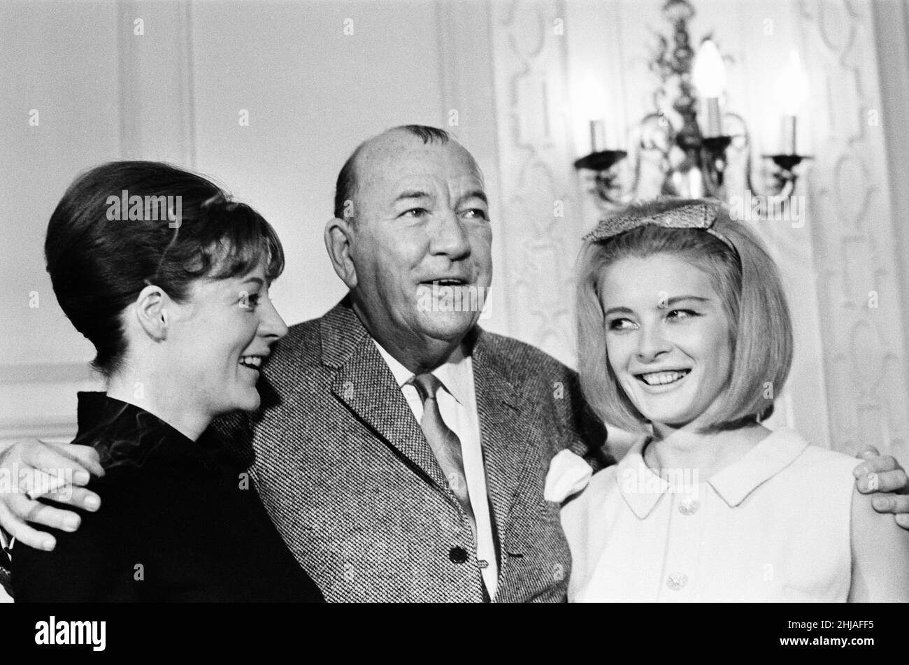 Réception Noel Coward pour les acteurs de Manchester où il célèbre deux 'première nuits' dans