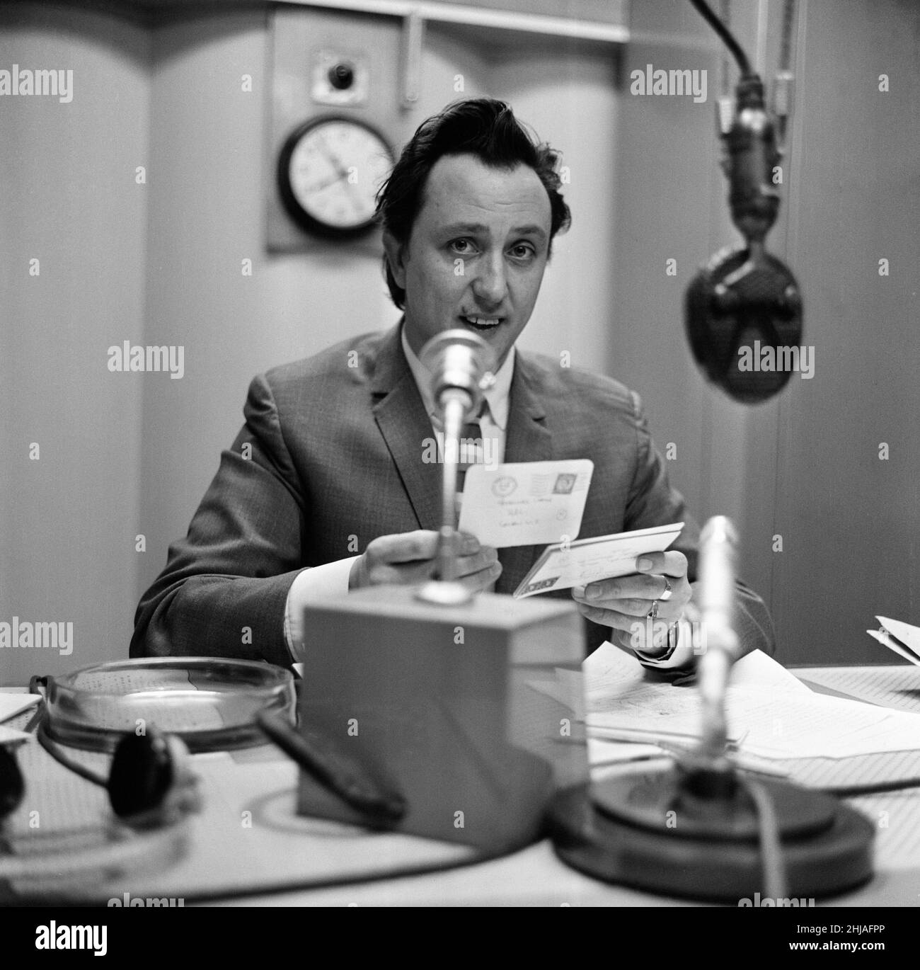 Le comédien Ken Dodd comperes 'Housewives Choice'.13th avril 1964. Banque D'Images