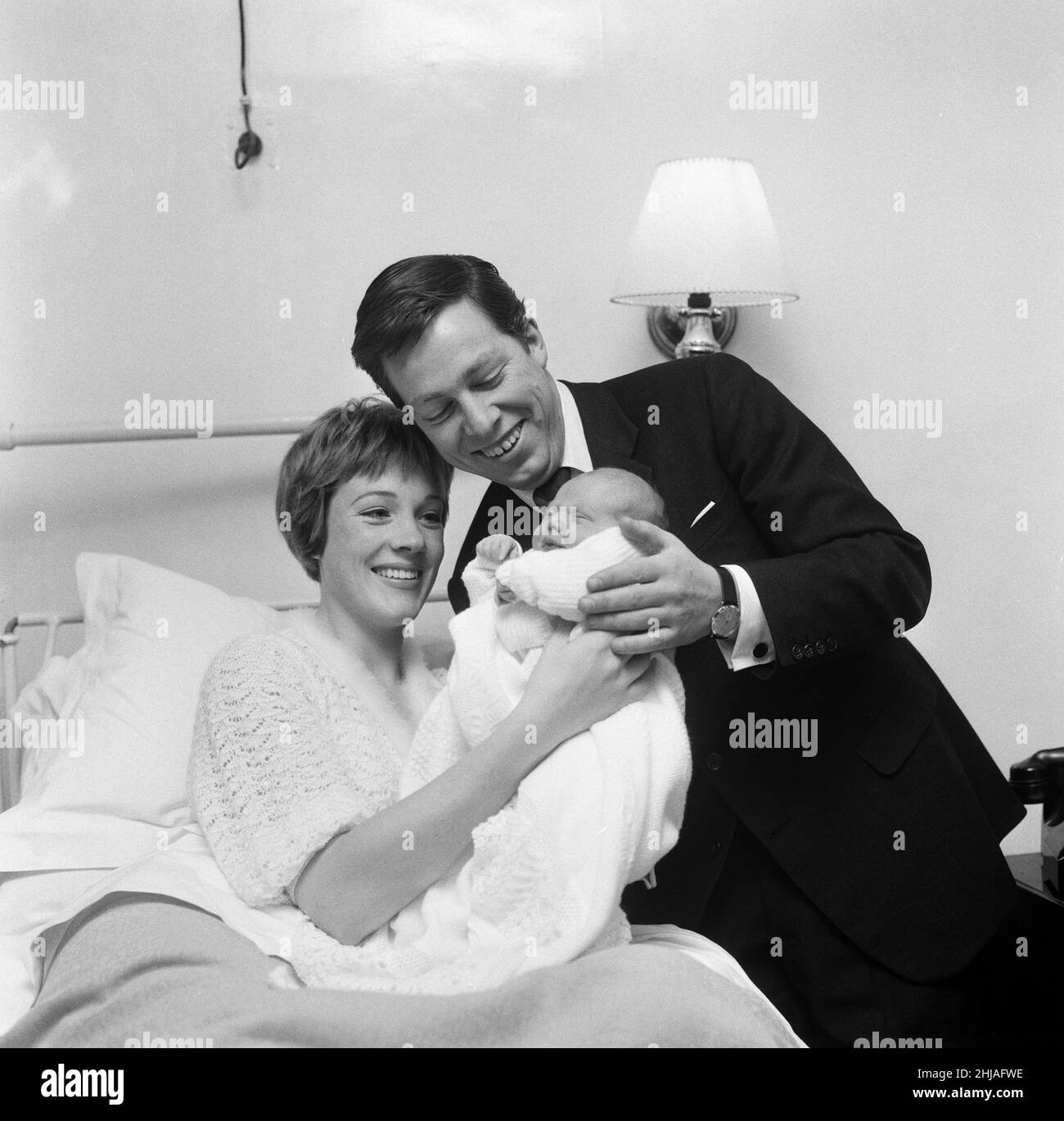 L'actrice Julie Andrews de la renommée « My Fair Lady » photographiée à la clinique de Londres avec sa nouvelle fille qui portera le nom d'Emma, Kate, Sarah ou Joanna.Il a également été annoncé aujourd'hui que Julie fera ses débuts dans le film « Cary Poppins » de Walt Disney.Le mari de Julie, Tony Walton, scénographe, est également en photo.28th novembre 1962. Banque D'Images