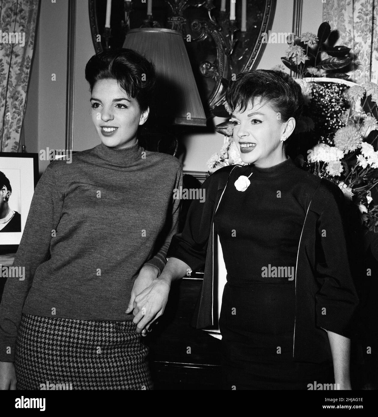 Liza Minnelli, 18 ans, est photographiée avec sa mère Judy Garland, 42 ans.Liza s'est rendu à Londres pour parler de sa grande chance - une émission de télévision britannique qu'ils doivent regarder ensemble.11th septembre 1964. Banque D'Images
