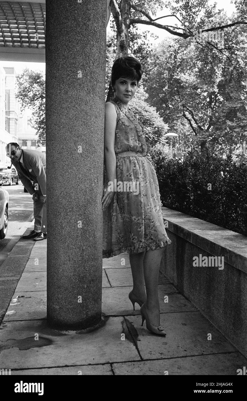Gina Lollobrigida, actrice italienne, pose pour des photos sur le London Embankment, 31st juillet 1963. Banque D'Images