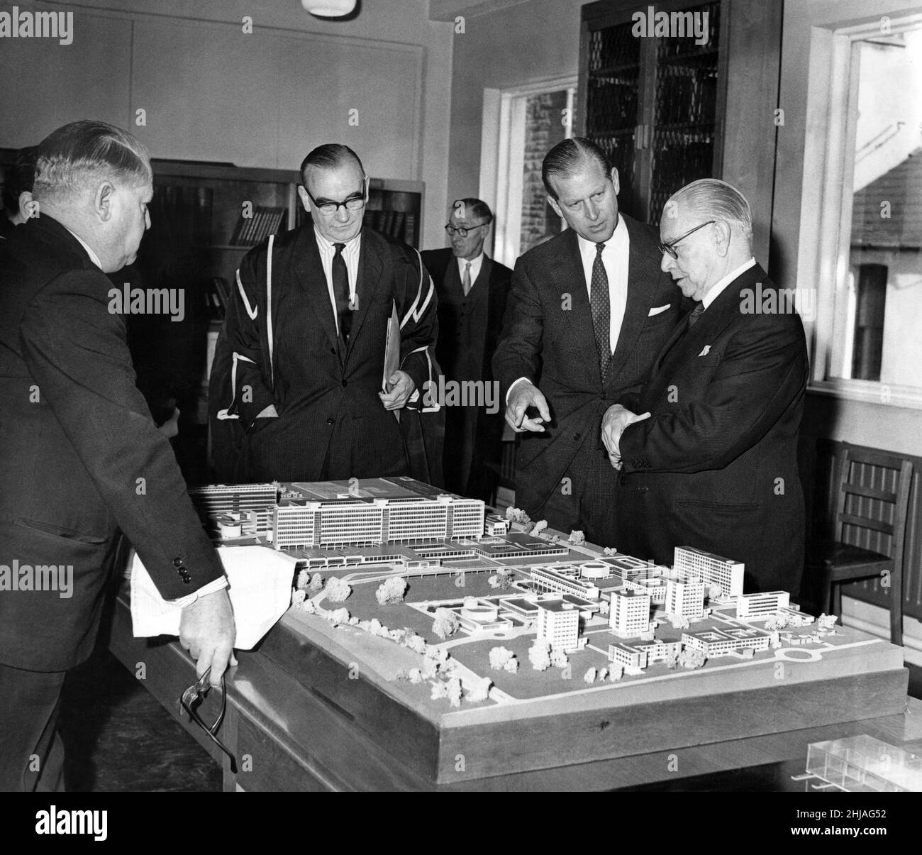 Le prince Philip visite le pays de Galles.Le duc d'Édimbourg discute d'un modèle du nouveau centre d'enseignement avec Sir Thomas Williams lors de sa visite à l'école de médecine Howard place, Cardiff.Octobre 1963. Banque D'Images
