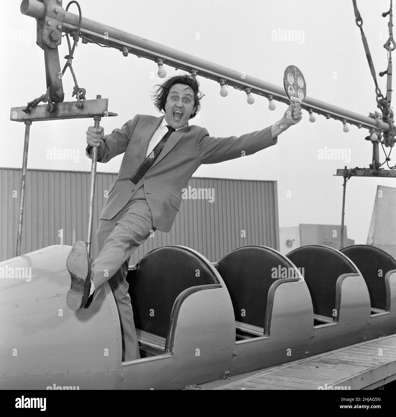 Ken Dodd, qui apparaît dans le « Big Show of 1964 » à l'opéra de Blackpool, visite la plage Pleasure Beach.Ken tente vraiment de lécher les Beatles alors que son nouveau record 'Happiness' se dirige vers les vingt premiers.17th juillet 1964. Banque D'Images