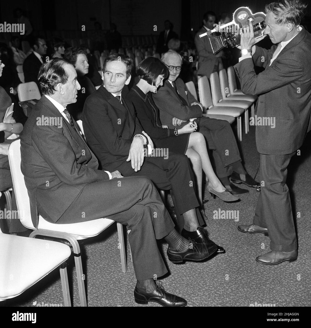 Répétition du premier Sunday Times International Fashion Awards dans la Grand Ballroom de l'hôtel Hilton de Londres.De gauche à droite, Emilio Pucci, Pierre Cardin, Mary Quant et James laver, l'autorité de la mode.15th octobre 1963. Banque D'Images