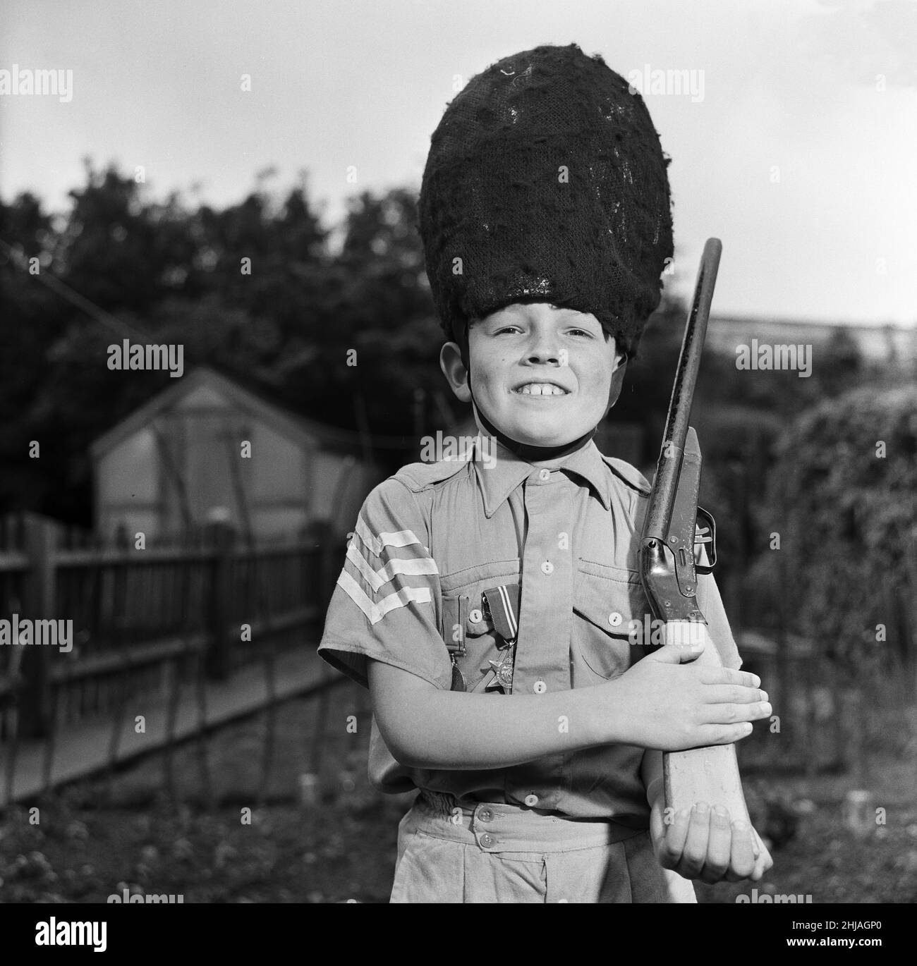 David Kilgour, 8 ans, veut être un soldat vu chez lui à Mochdre, dans la baie de Colwyn, avec les membres réguliers de son armée.22nd juin 1963. Banque D'Images