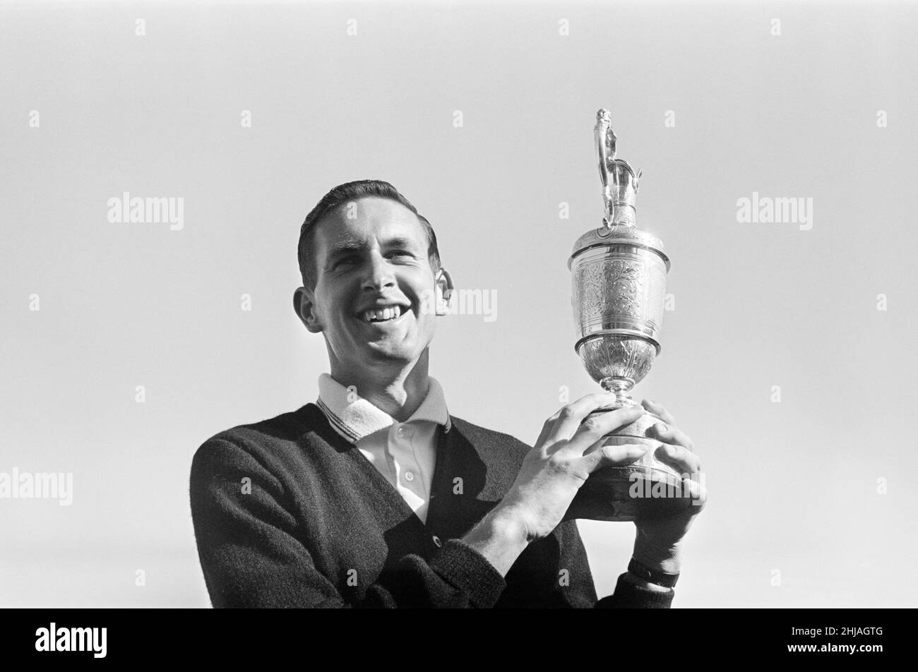 British Open 1963.Royal Lytham & St Annes Golf Club à Lytham St Annes, Angleterre, du 10th au 13th juillet 1963.En photo, Bob Charles avec carafe de Claret, 13th juillet 1963. Banque D'Images