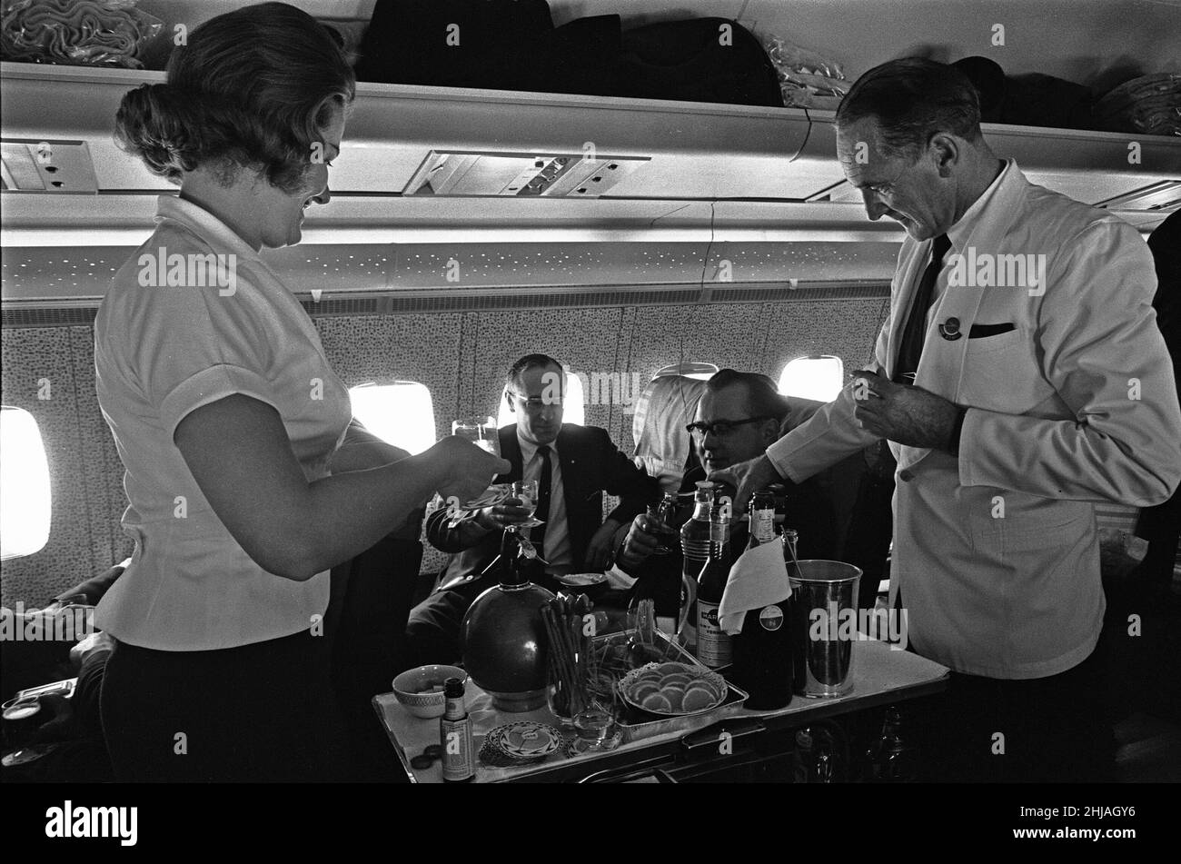 L'observateur et l'hôtesse du BOAC servent des boissons pendant un vol d'essai entre Heathrow et Khartoum.1st février 1964 Banque D'Images