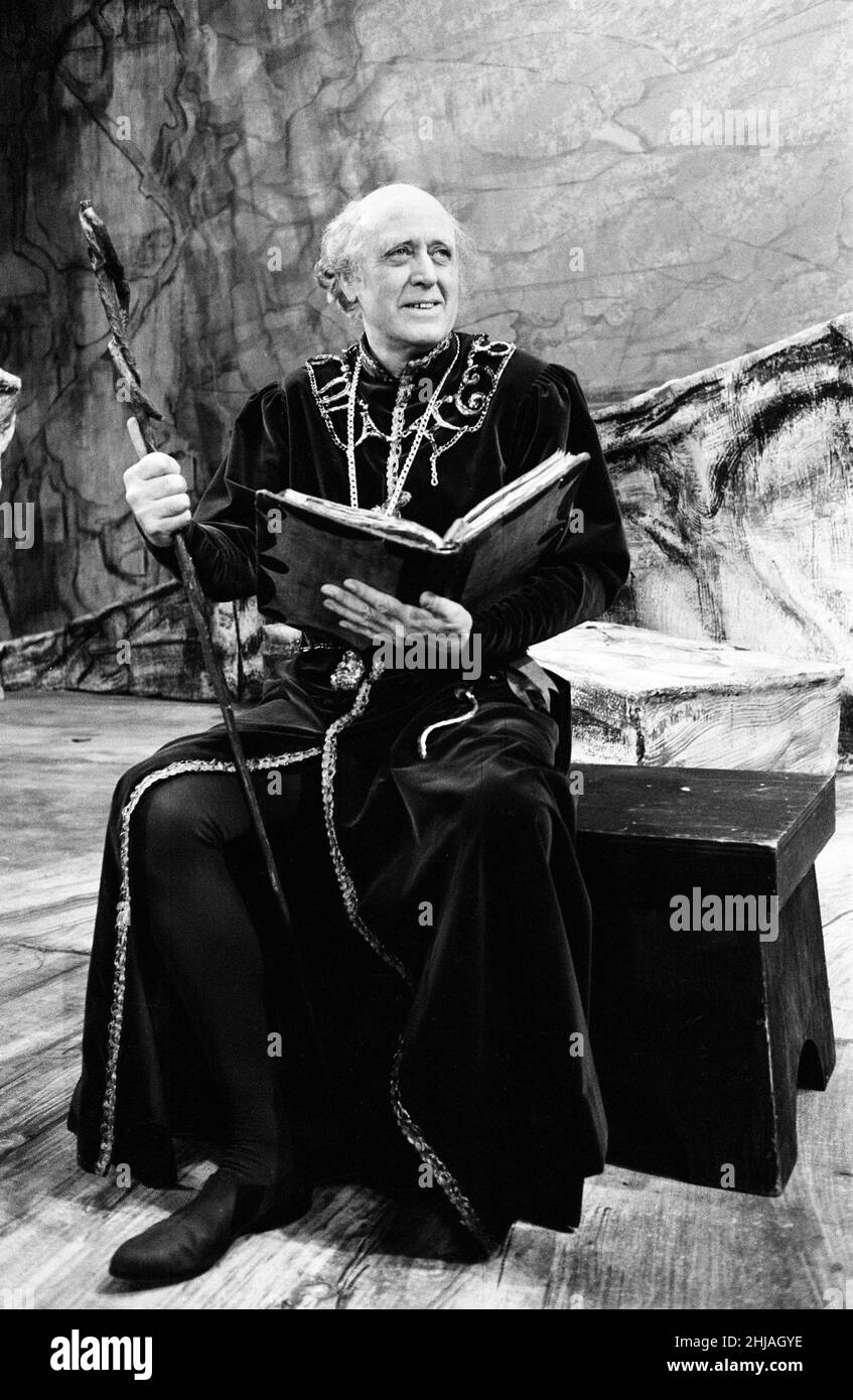 La première représentation de « The Tempest » de William Shakespeare aura lieu le 29th mai 1962 au Old Vic Theatre, Waterloo Road, Londres.Le réalisateur est Oliver Neville, designer Leslie pressé, compositeur Michael Trippett.Sur la photo, Alastair SIM est Prospero.28th mai 1962. Banque D'Images