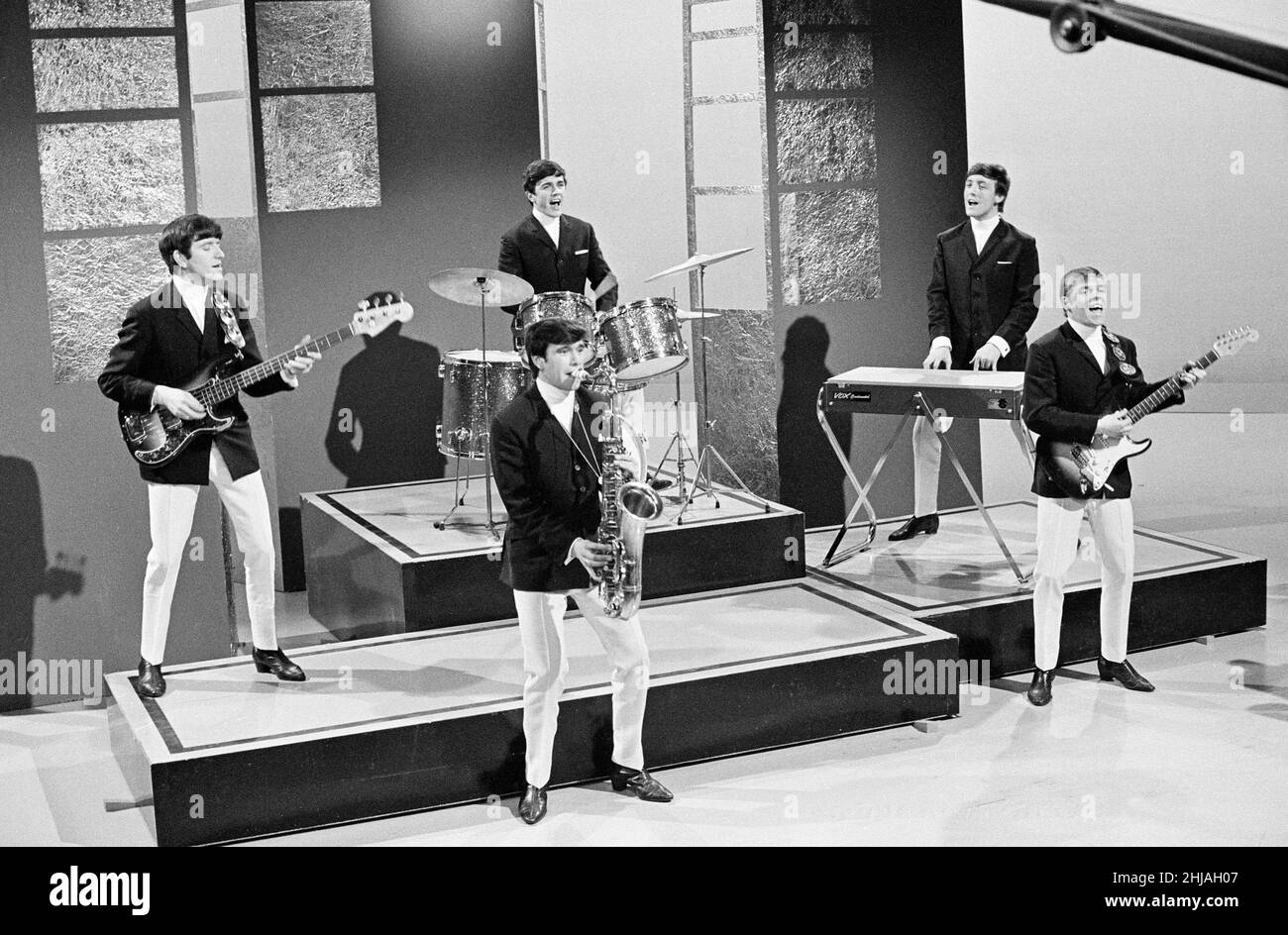 Les cinq Dave Clark se sont performances dans un studio.Vers 1964. Banque D'Images