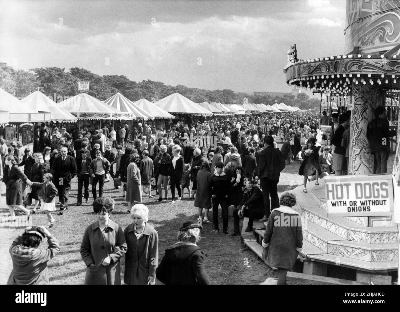 La foire des hoppings, tenue sur la ville de Moor à Newcastle upon Tyne, Tyne et Wear.La foule photographiée le premier jour de la foire de cette année.20th juin 1964. Banque D'Images
