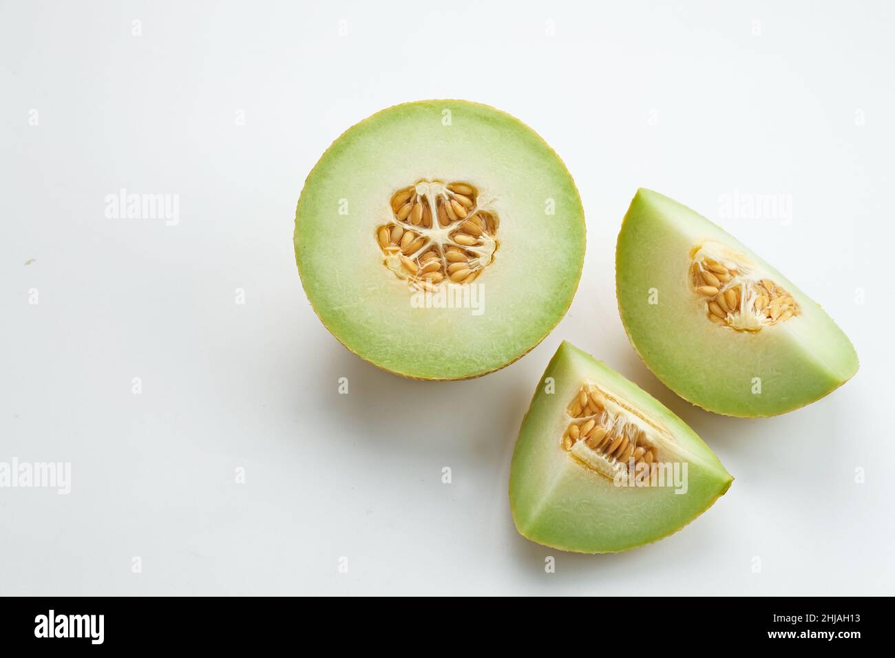 Tranché de melon de cantaloup isolé sur fond blanc. Banque D'Images