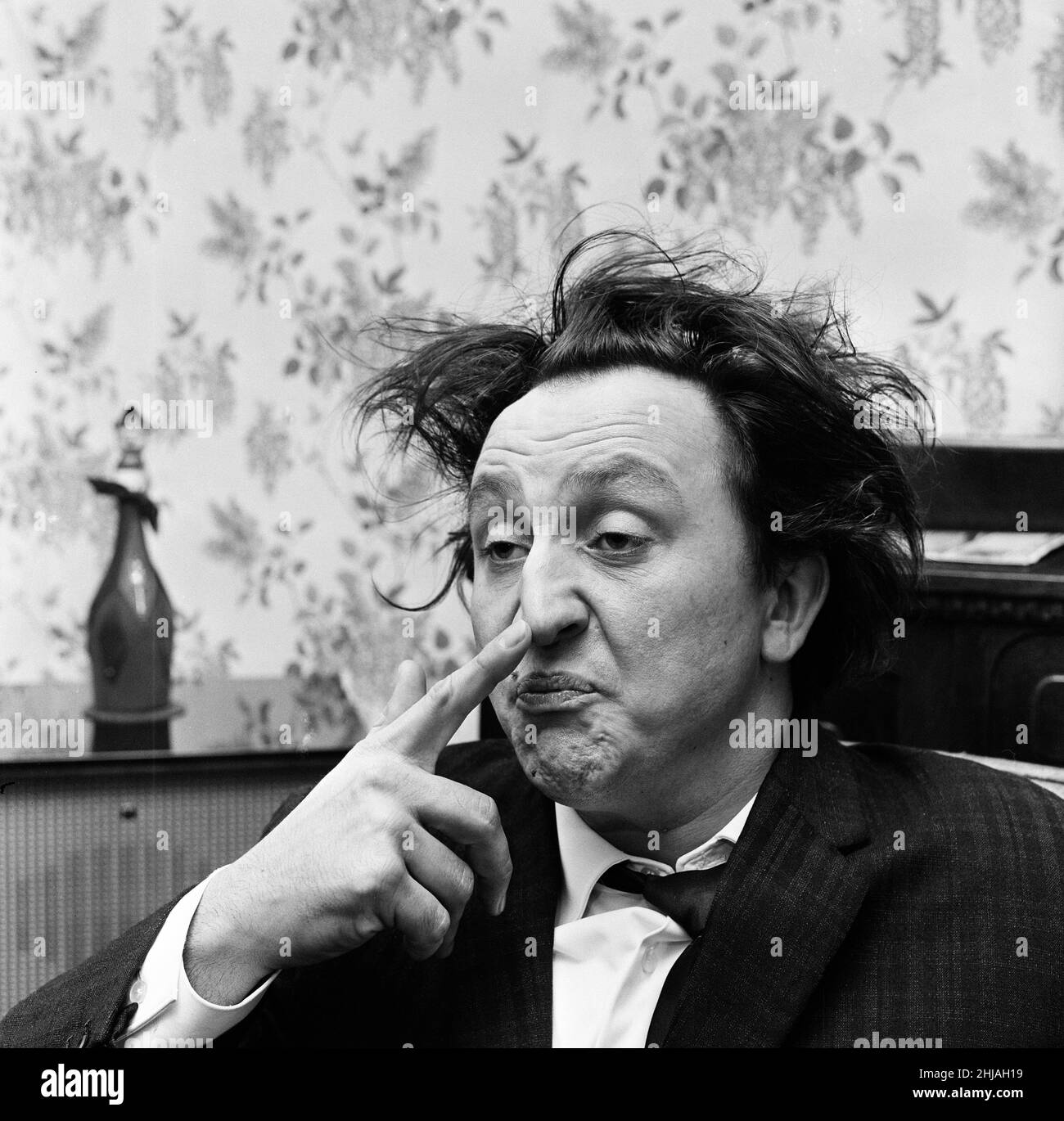 Le comédien Ken Dodd, photographié à la maison pour un reportage de Donald Zec.7th octobre 1963. Banque D'Images