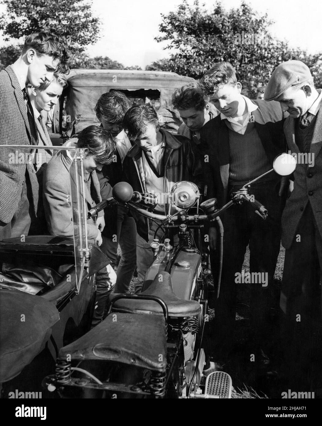 Un groupe de garçons et d'hommes regardant une moto pendant l'exposition d'été de Tyneside.Parc des expositions, Newcastle, Tyne and Wear, 24th août 1963. Banque D'Images