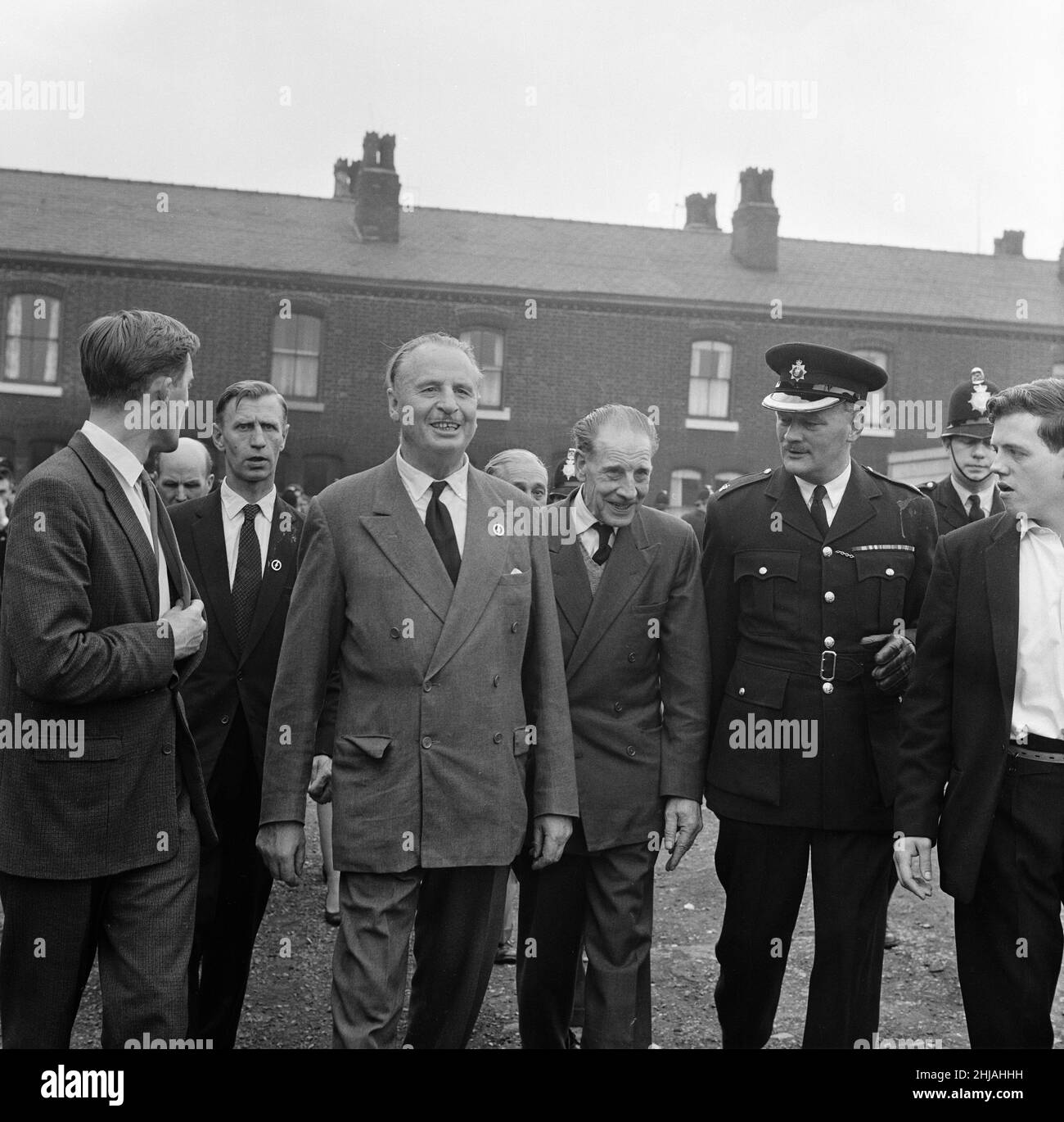 Sir Oswald Mosley se rend à Manchester pour participer à une marche organisée par son Union britannique des partisans des fascistes, dimanche 29th juillet 1962.Quand les quatre-vingt marcheurs se sont rassemblés, une foule en colère les a précipités et Mosley a disparu dans une vague de poings et de bottes volants et ses bannières de groupe ont été déchirées pour les tatouer.La police a brisé la foule des combats et a secouru Mosley, 65 ans, mais la marche s'est rapidement transformée en une émeute causant un mile de terreur avec des combats qui éclatent à quelques mètres.De nombreux marcheurs sont tombés avec des visages qui se saignent et des vêtements déchirés.Les autres ont été pillés avec des pierres, des pièces de monnaie, des choux, des tomates A. Banque D'Images Sir Oswald Mosley se rend à Manchester pour participer à une marche organisée par son Union britannique des partisans des fascistes, dimanche 29th juillet 1962.Quand les quatre-vingt marcheurs se sont rassemblés, une foule en colère les a précipités et Mosley a disparu dans une vague de poings et de bottes volants et ses bannières de groupe ont été déchirées pour les tatouer.La police a brisé la foule des combats et a secouru Mosley, 65 ans, mais la marche s'est rapidement transformée en une émeute causant un mile de terreur avec des combats qui éclatent à quelques mètres.De nombreux marcheurs sont tombés avec des visages qui se saignent et des vêtements déchirés.Les autres ont été pillés avec des pierres, des pièces de monnaie, des choux, des tomates A. Banque D'Images