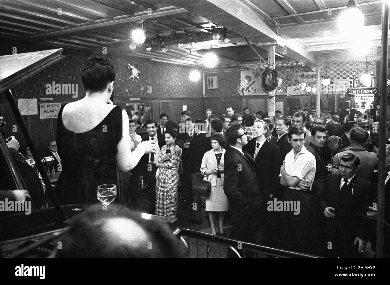 Une chanteuse de cabaret se présentant dans un pub du quartier est de Londres le samedi soir.6th juillet 1963 Banque D'Images