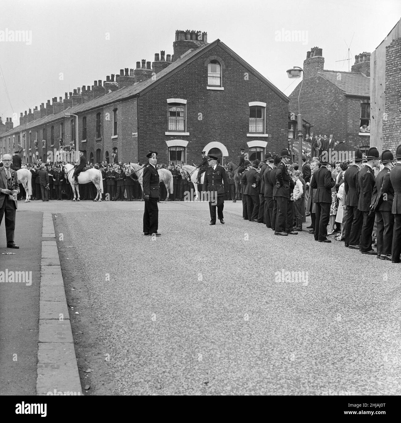 Sir Oswald Mosley se rend à Manchester pour participer à une marche organisée par son Union britannique des partisans des fascistes, dimanche 29th juillet 1962.Quand les quatre-vingt marcheurs se sont rassemblés, une foule en colère les a précipités et Mosley a disparu dans une vague de poings et de bottes volants et ses bannières de groupe ont été déchirées pour les tatouer.La police a brisé la foule des combats et a secouru Mosley, 65 ans, mais la marche s'est rapidement transformée en une émeute causant un mile de terreur avec des combats qui éclatent à quelques mètres.De nombreux marcheurs sont tombés avec des visages qui se saignent et des vêtements déchirés.Les autres ont été pillés avec des pierres, des pièces de monnaie, des choux, des tomates A. Banque D'Images Sir Oswald Mosley se rend à Manchester pour participer à une marche organisée par son Union britannique des partisans des fascistes, dimanche 29th juillet 1962.Quand les quatre-vingt marcheurs se sont rassemblés, une foule en colère les a précipités et Mosley a disparu dans une vague de poings et de bottes volants et ses bannières de groupe ont été déchirées pour les tatouer.La police a brisé la foule des combats et a secouru Mosley, 65 ans, mais la marche s'est rapidement transformée en une émeute causant un mile de terreur avec des combats qui éclatent à quelques mètres.De nombreux marcheurs sont tombés avec des visages qui se saignent et des vêtements déchirés.Les autres ont été pillés avec des pierres, des pièces de monnaie, des choux, des tomates A. Banque D'Images