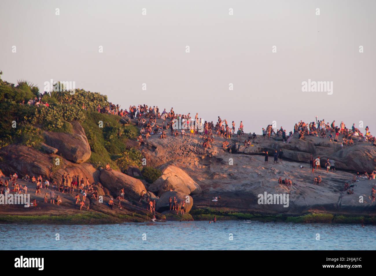 Coucher de soleil vu de Pedra do Arpoador à Rio de Janeiro, Brésil - 17 janvier 2022: Personnes attendant le coucher de soleil à Pedra do Arpoador à Rio de Janeiro. Banque D'Images