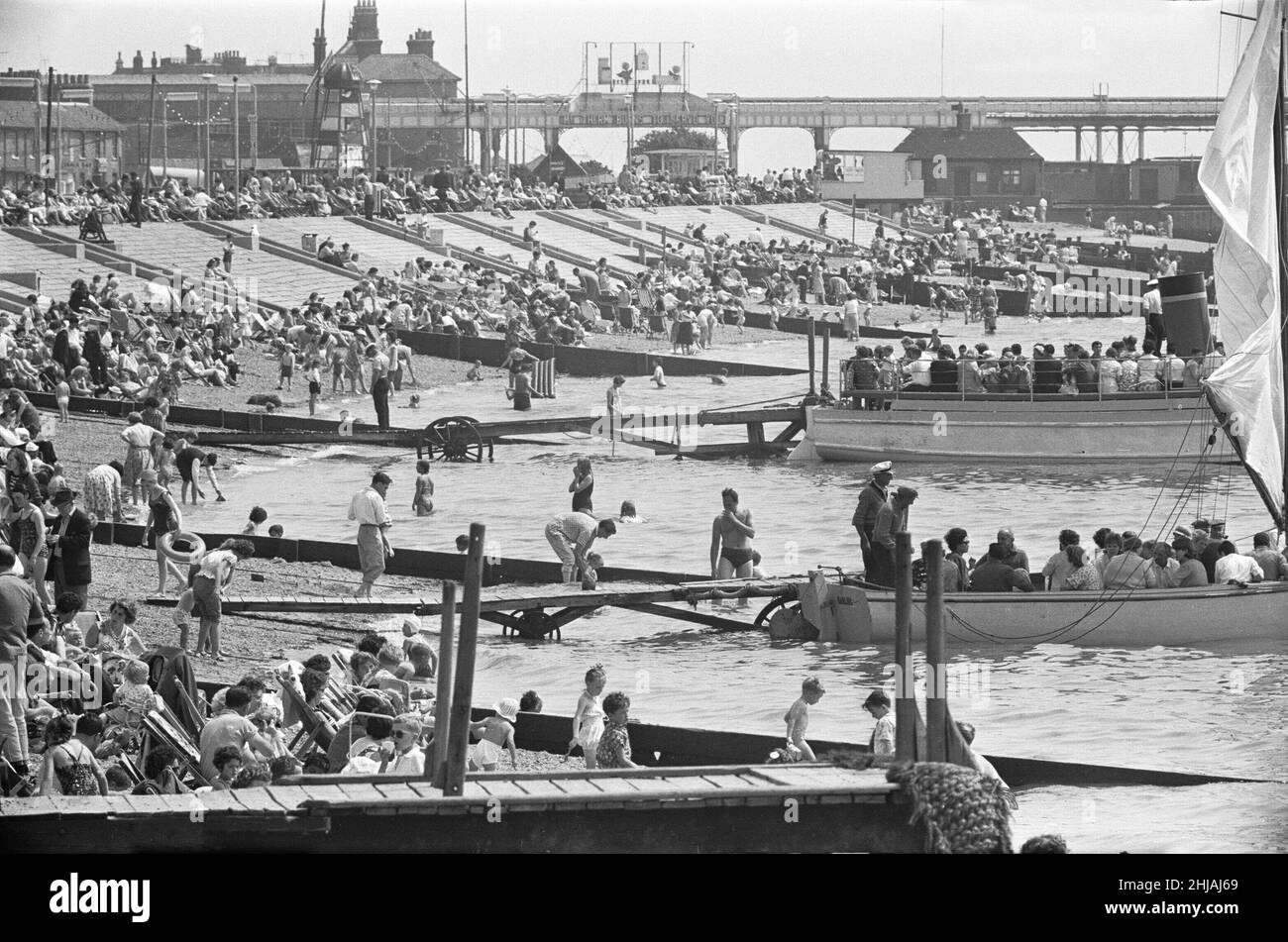 Les voyageurs d'une journée du East End londonien s'inondent vers le front de mer et les plages de Southend pour profiter du soleil d'été.Southend, Essex.24th juillet 1963 Banque D'Images