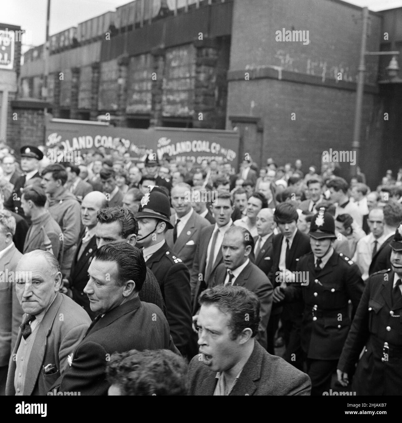 Sir Oswald Mosley se rend à Manchester pour participer à une marche organisée par son Union britannique des partisans des fascistes, dimanche 29th juillet 1962.Quand les quatre-vingt marcheurs se sont rassemblés, une foule en colère les a précipités et Mosley a disparu dans une vague de poings et de bottes volants et ses bannières de groupe ont été déchirées pour les tatouer.La police a brisé la foule des combats et a secouru Mosley, 65 ans, mais la marche s'est rapidement transformée en une émeute causant un mile de terreur avec des combats qui éclatent à quelques mètres.De nombreux marcheurs sont tombés avec des visages qui se saignent et des vêtements déchirés.Les autres ont été pillés avec des pierres, des pièces de monnaie, des choux, des tomates A. Banque D'Images Sir Oswald Mosley se rend à Manchester pour participer à une marche organisée par son Union britannique des partisans des fascistes, dimanche 29th juillet 1962.Quand les quatre-vingt marcheurs se sont rassemblés, une foule en colère les a précipités et Mosley a disparu dans une vague de poings et de bottes volants et ses bannières de groupe ont été déchirées pour les tatouer.La police a brisé la foule des combats et a secouru Mosley, 65 ans, mais la marche s'est rapidement transformée en une émeute causant un mile de terreur avec des combats qui éclatent à quelques mètres.De nombreux marcheurs sont tombés avec des visages qui se saignent et des vêtements déchirés.Les autres ont été pillés avec des pierres, des pièces de monnaie, des choux, des tomates A. Banque D'Images