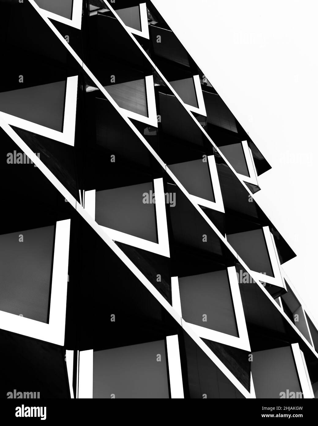 Vue verticale en niveaux de gris de la conception extérieure abstraite du bâtiment. Banque D'Images